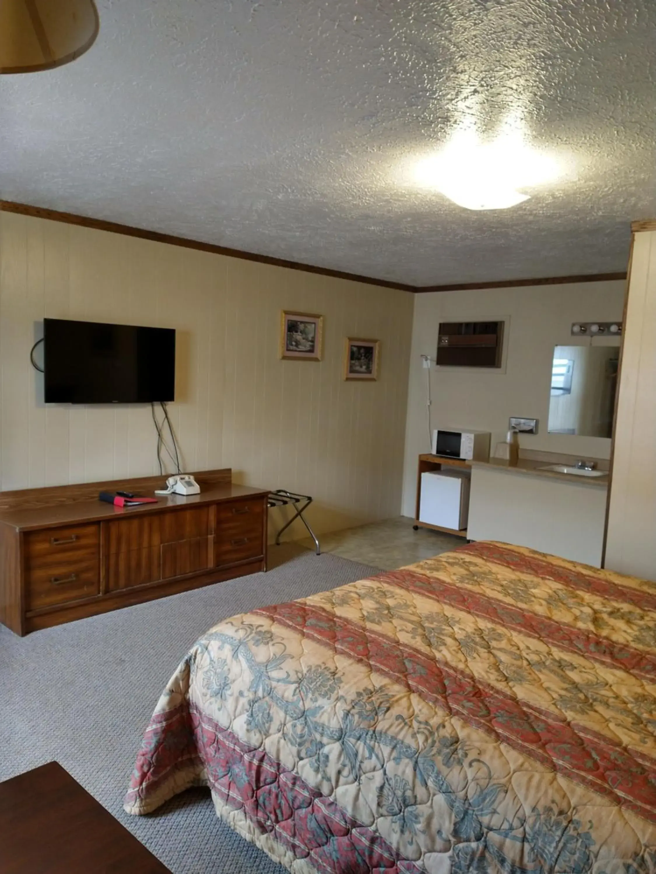 Standard Queen Room in Budget Host 4U Motel Standard Queen Room in Budget Host 4U Motel