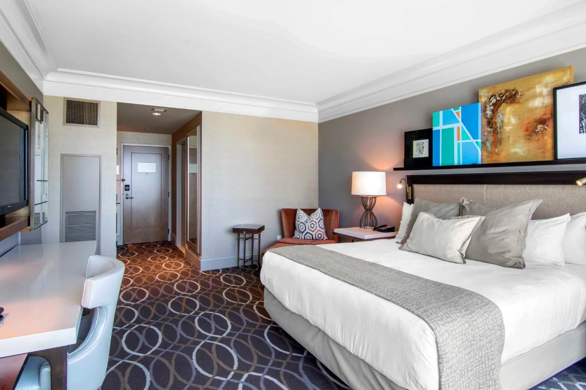Photo of the whole room, Bed in Omni Dallas Hotel