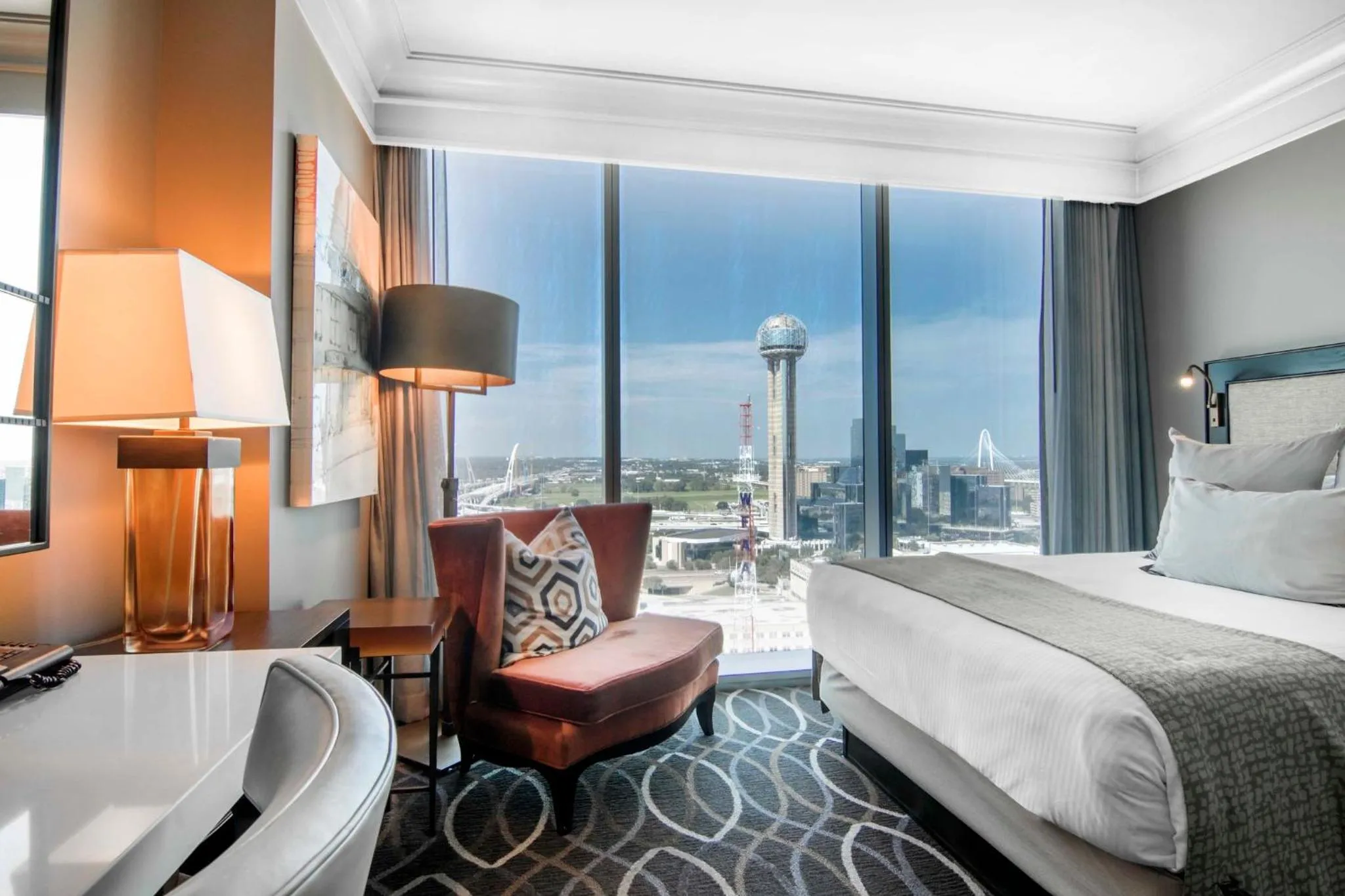 Photo of the whole room, Bed in Omni Dallas Hotel