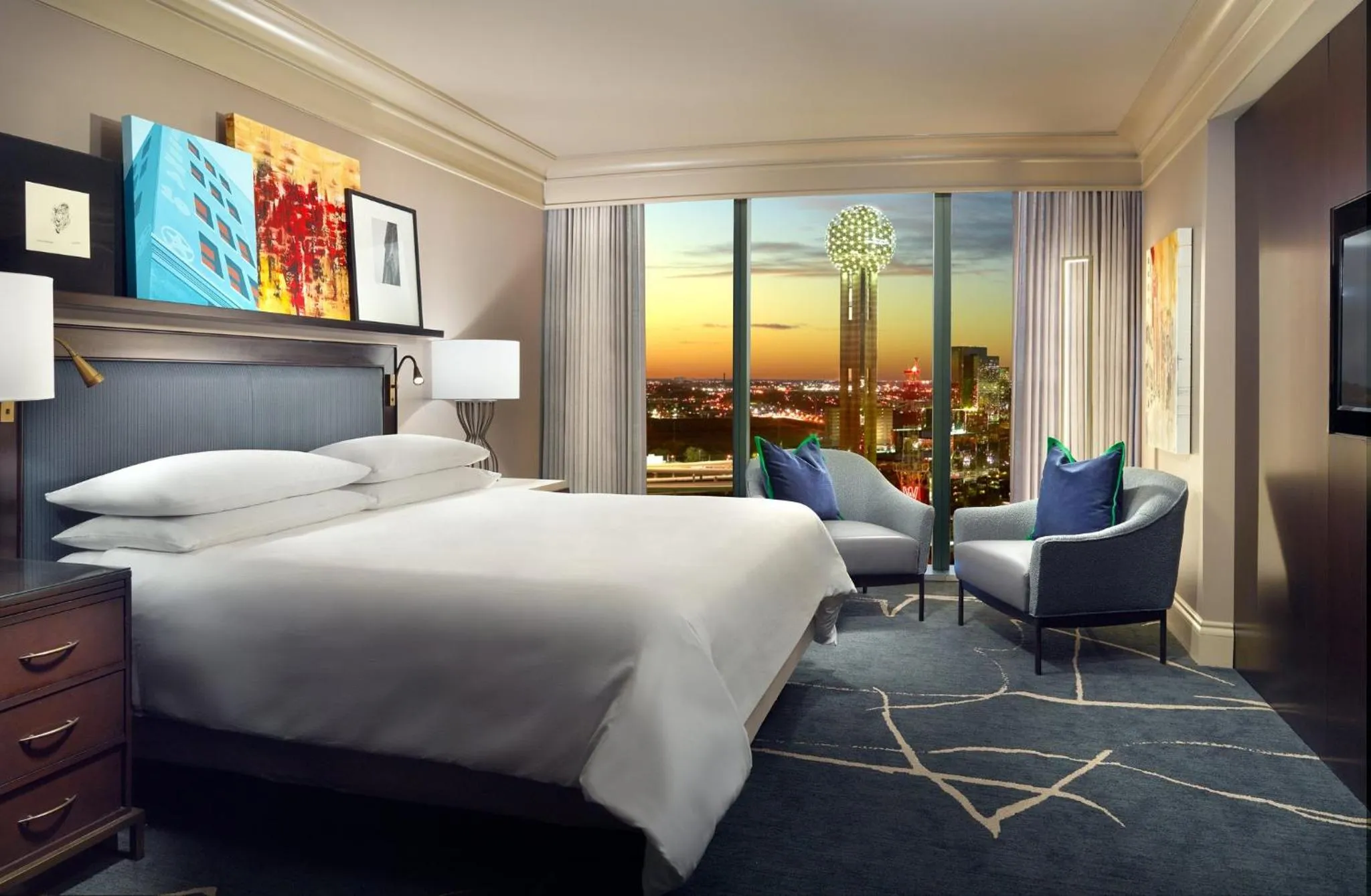 Photo of the whole room, Bed in Omni Dallas Hotel