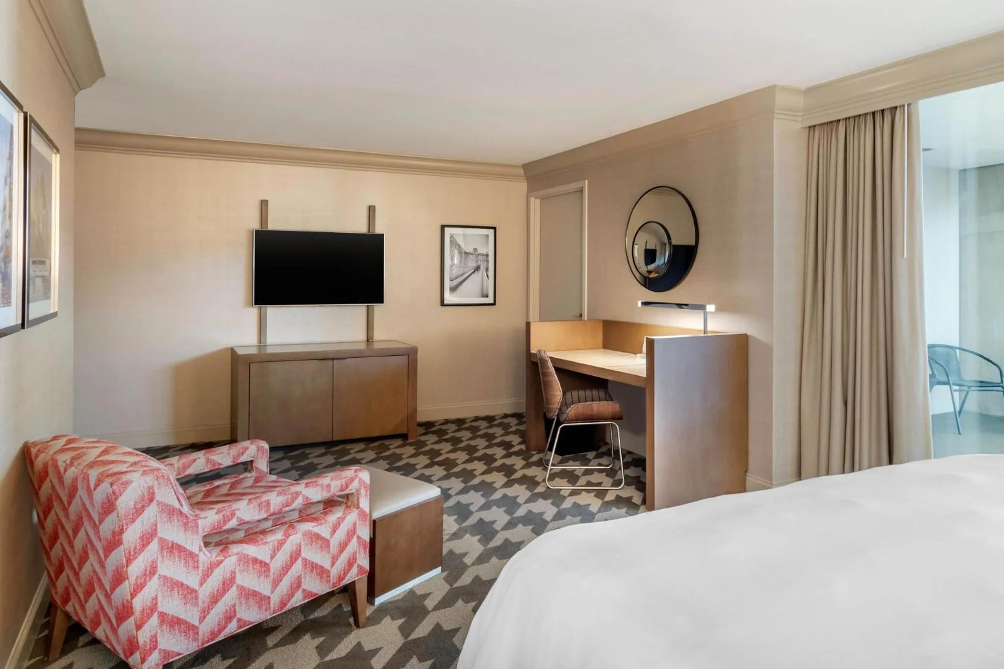 Photo of the whole room, Bed in Omni Atlanta Hotel at Centennial Park