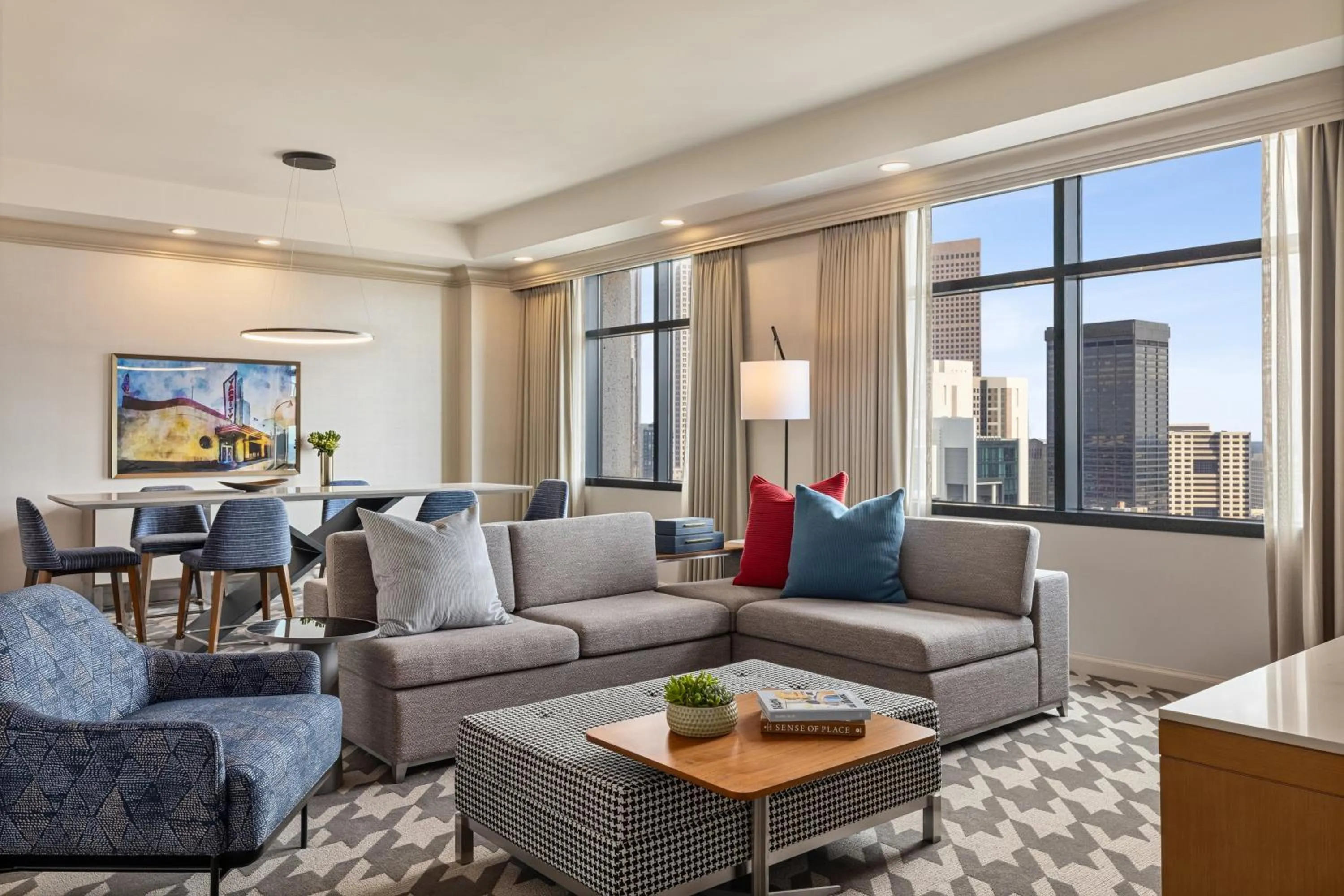Living room in Omni Atlanta Hotel at Centennial Park