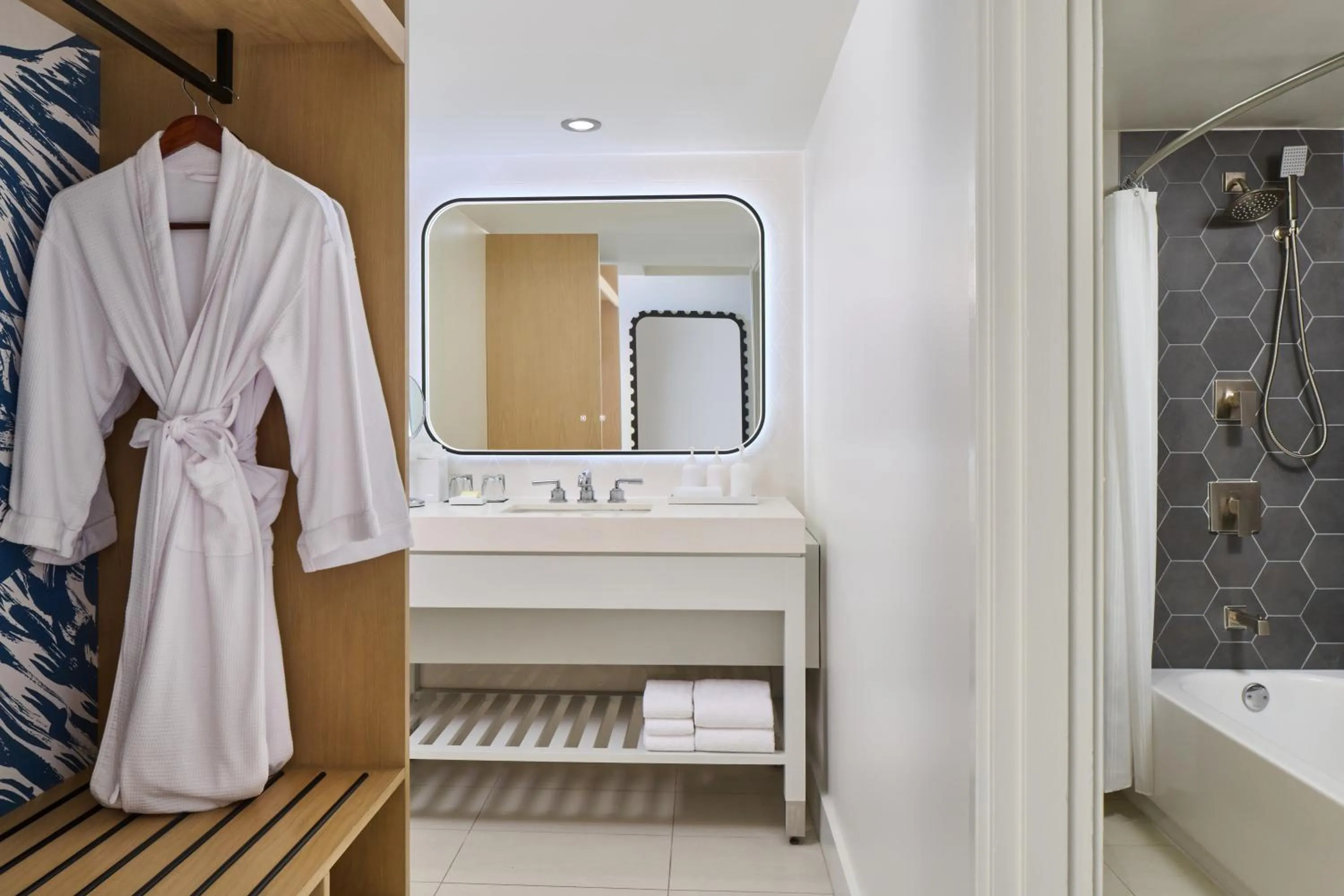 Shower in Hyatt Regency Waikiki Beach Resort & Spa