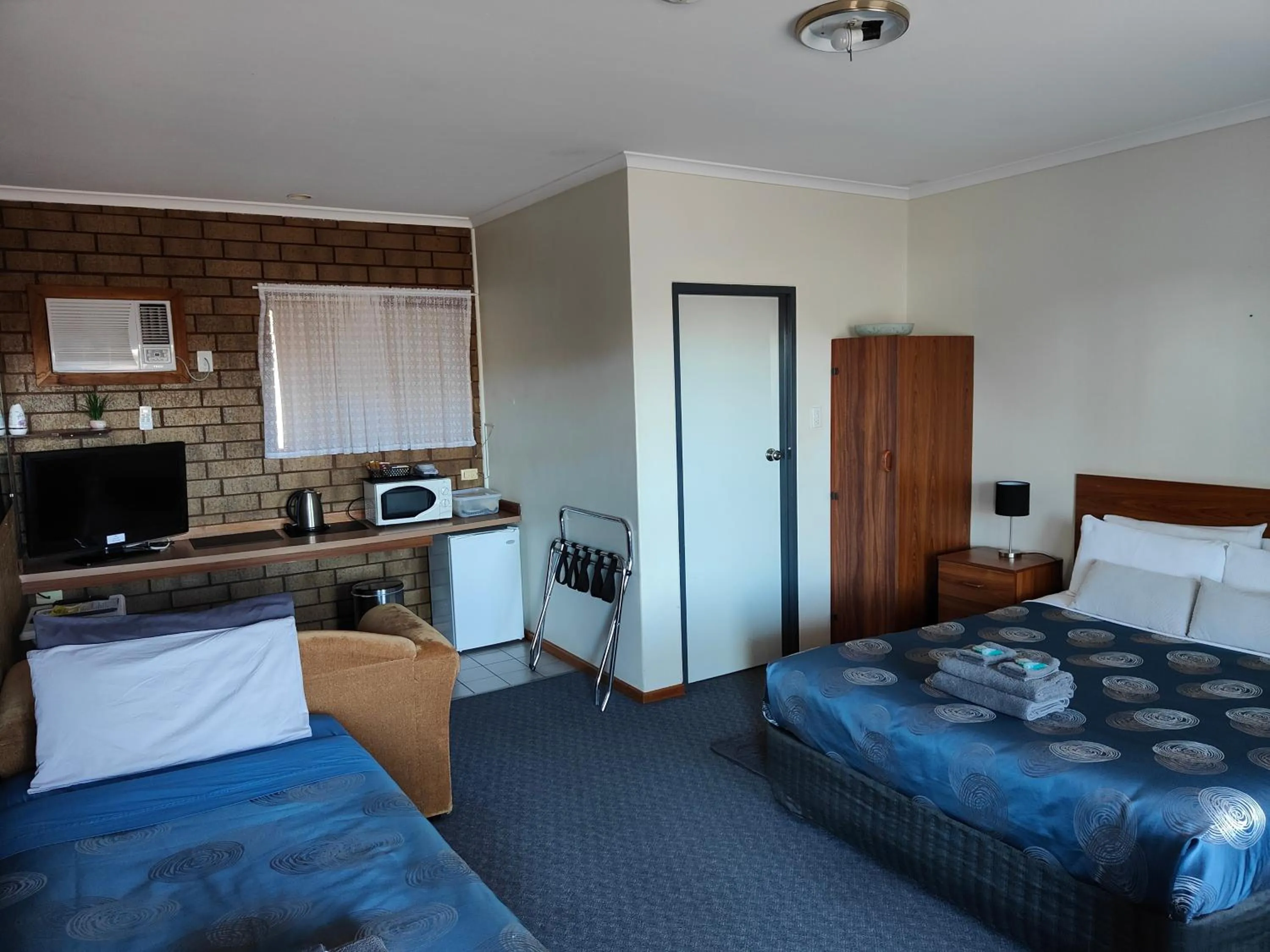 Photo of the whole room, Bed in Airport Whyalla Motel