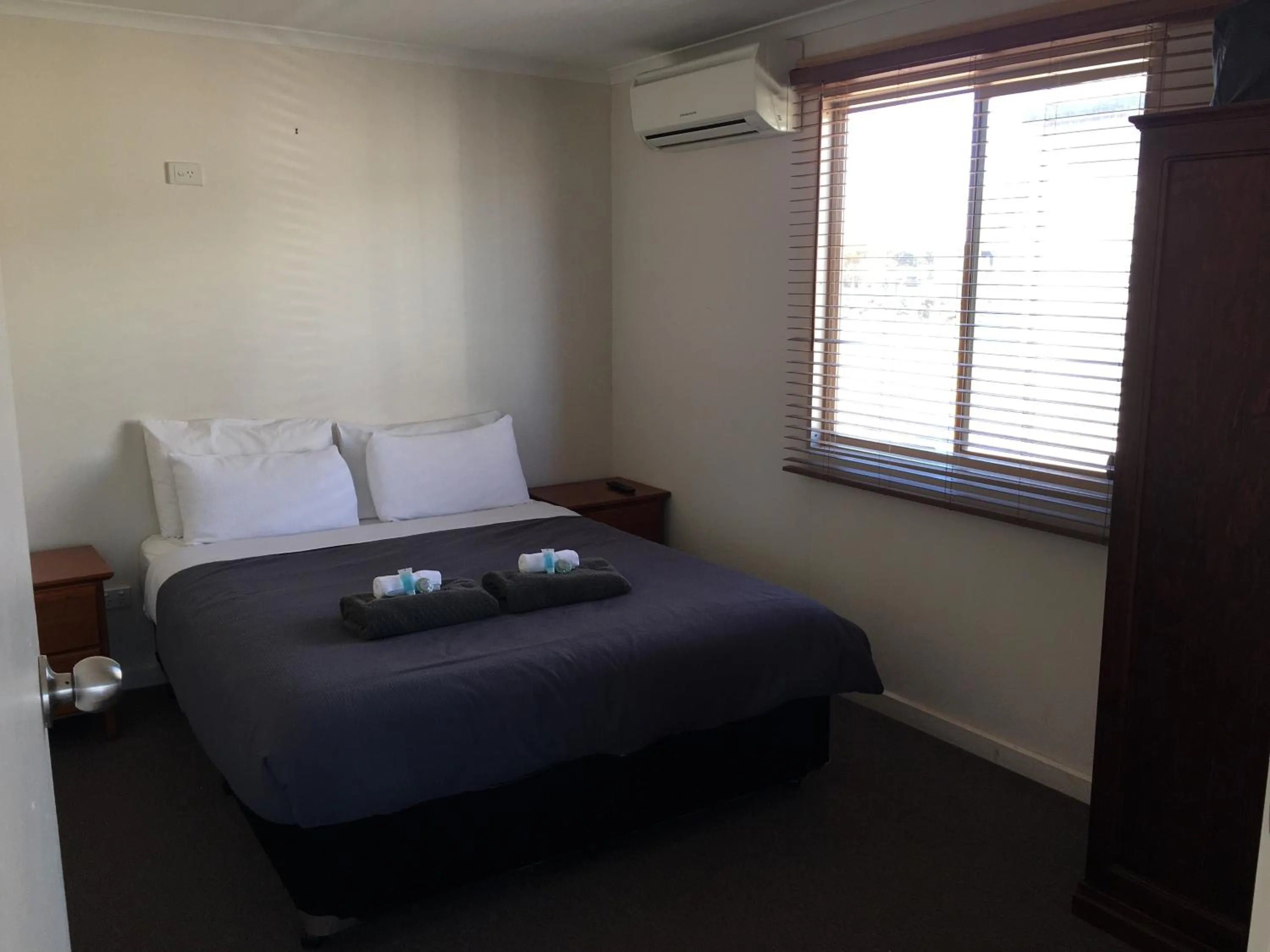 Bed in Airport Whyalla Motel