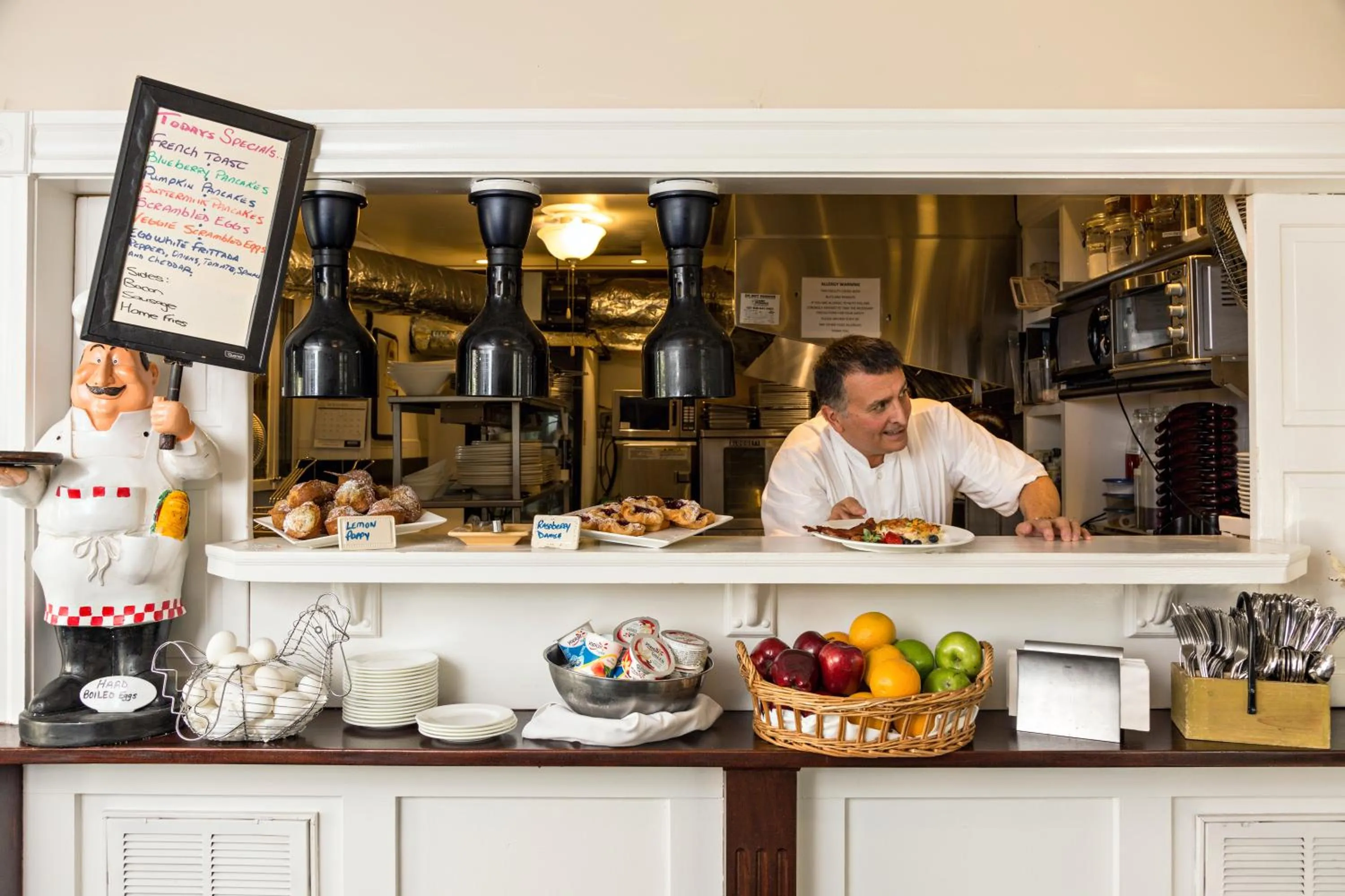 Food and drinks in Crowne Pointe Historic Inn Adults Only