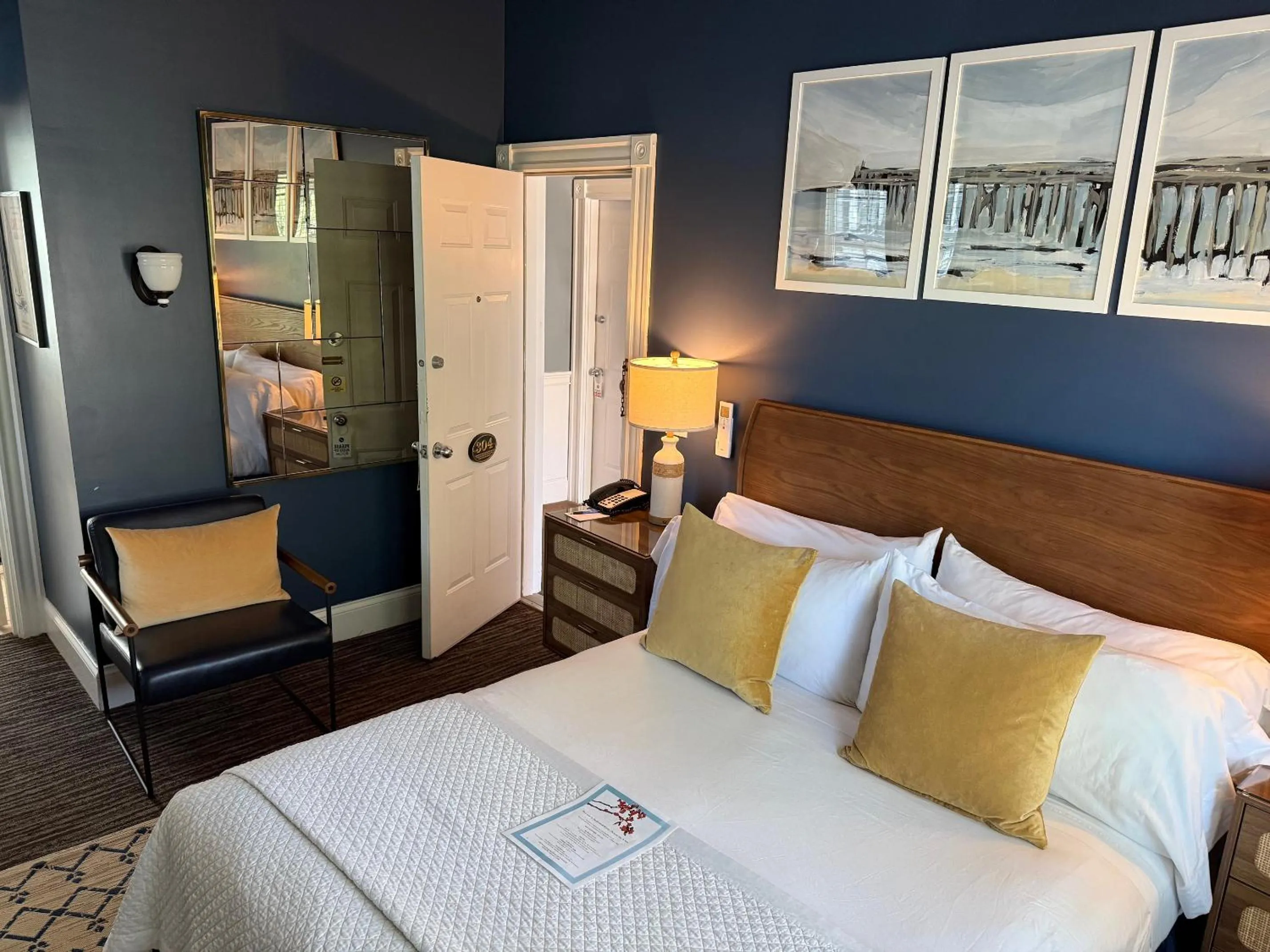 Photo of the whole room, Bed in Crowne Pointe Historic Inn Adults Only