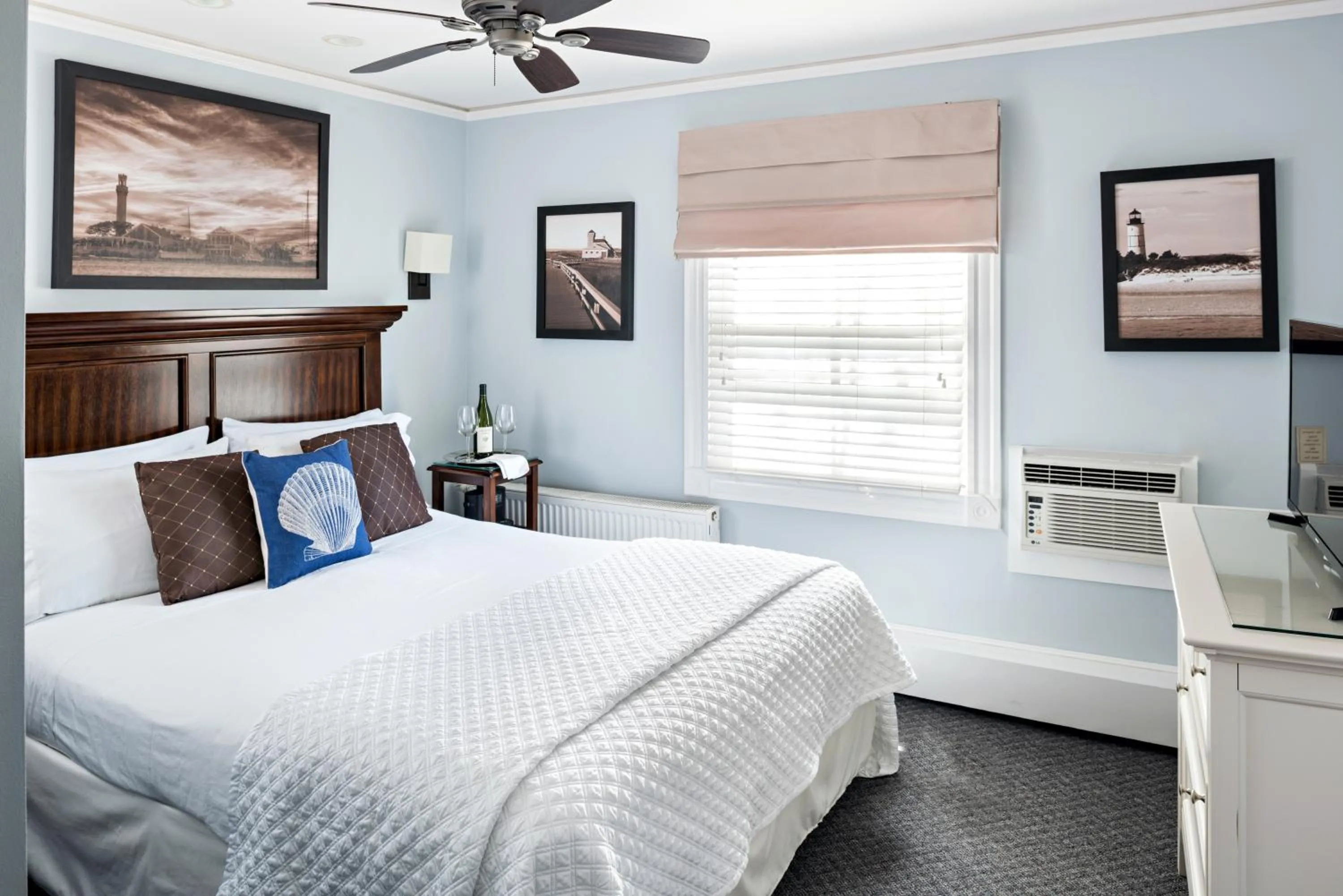 Photo of the whole room, Bed in Crowne Pointe Historic Inn Adults Only