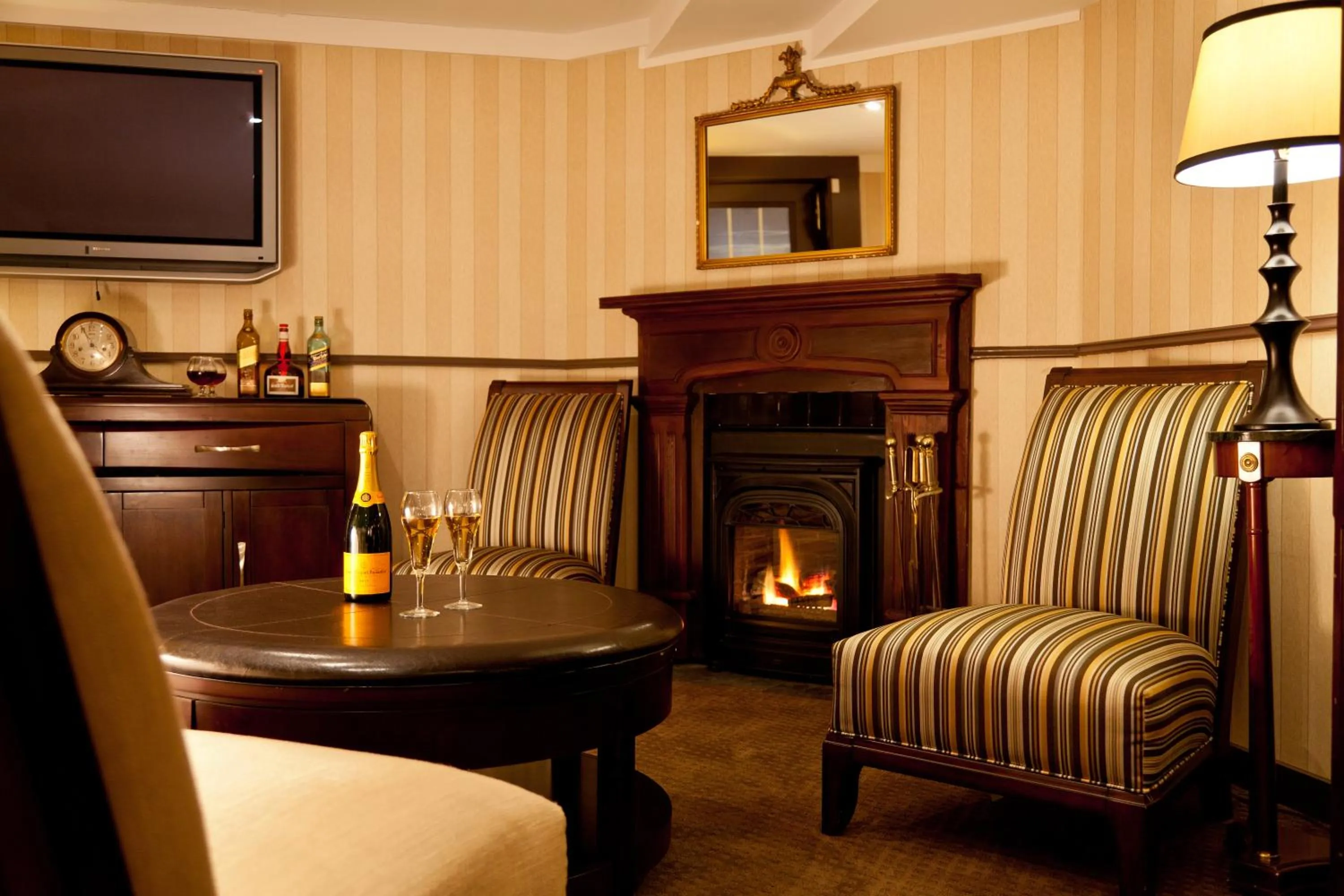 Communal lounge/ TV room in Crowne Pointe Historic Inn Adults Only