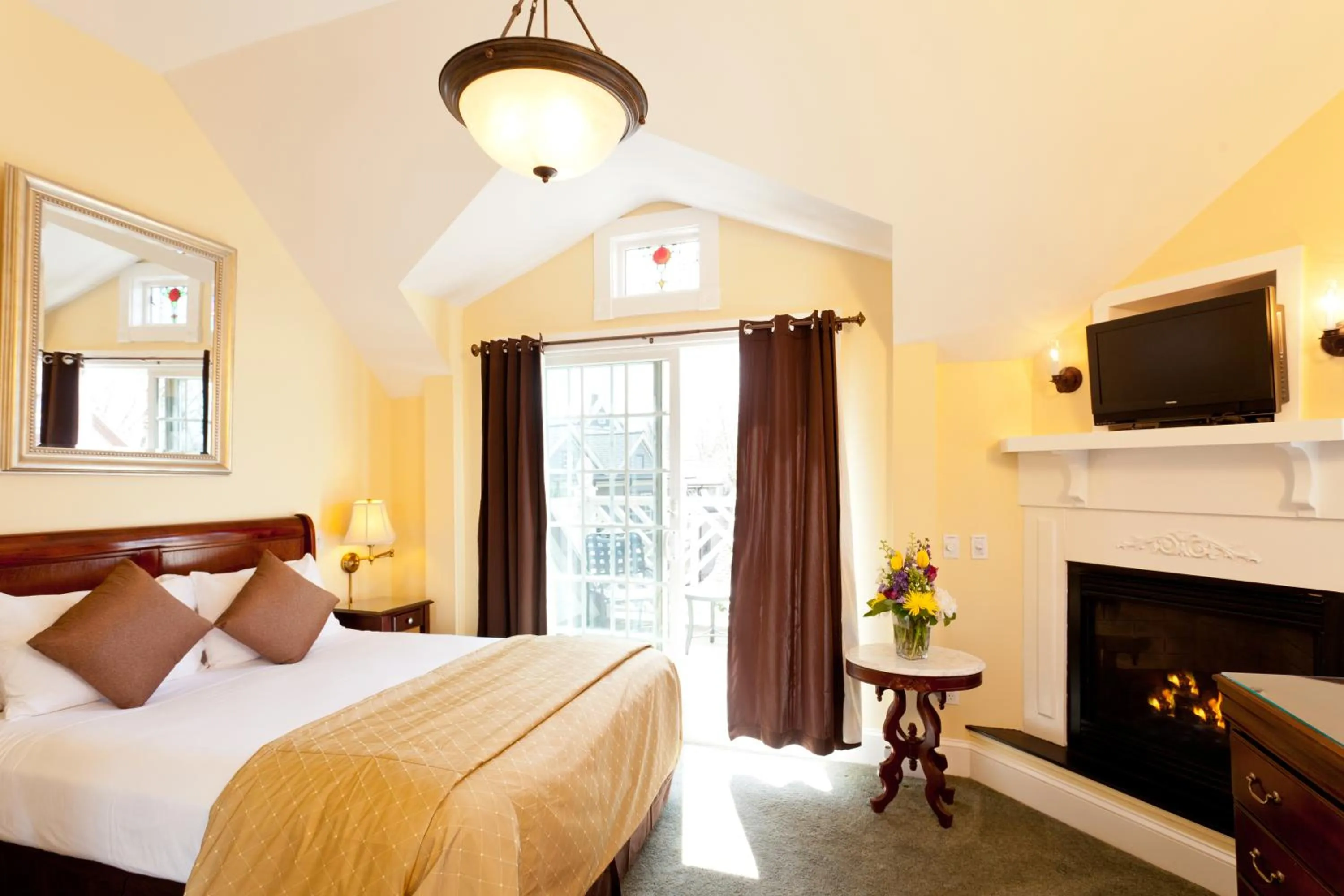 Photo of the whole room, Bed in Crowne Pointe Historic Inn Adults Only