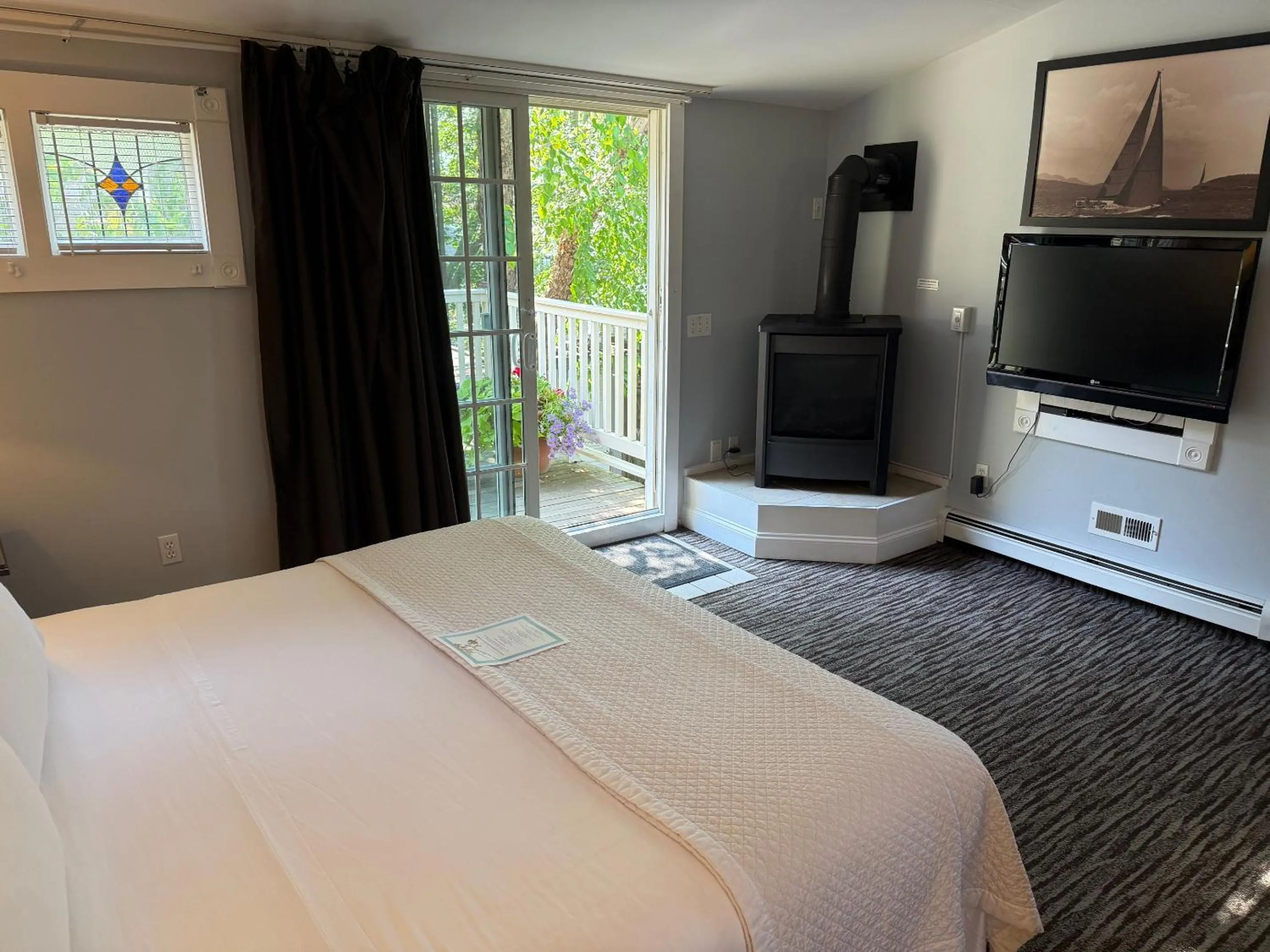 Photo of the whole room, Bed in Crowne Pointe Historic Inn Adults Only