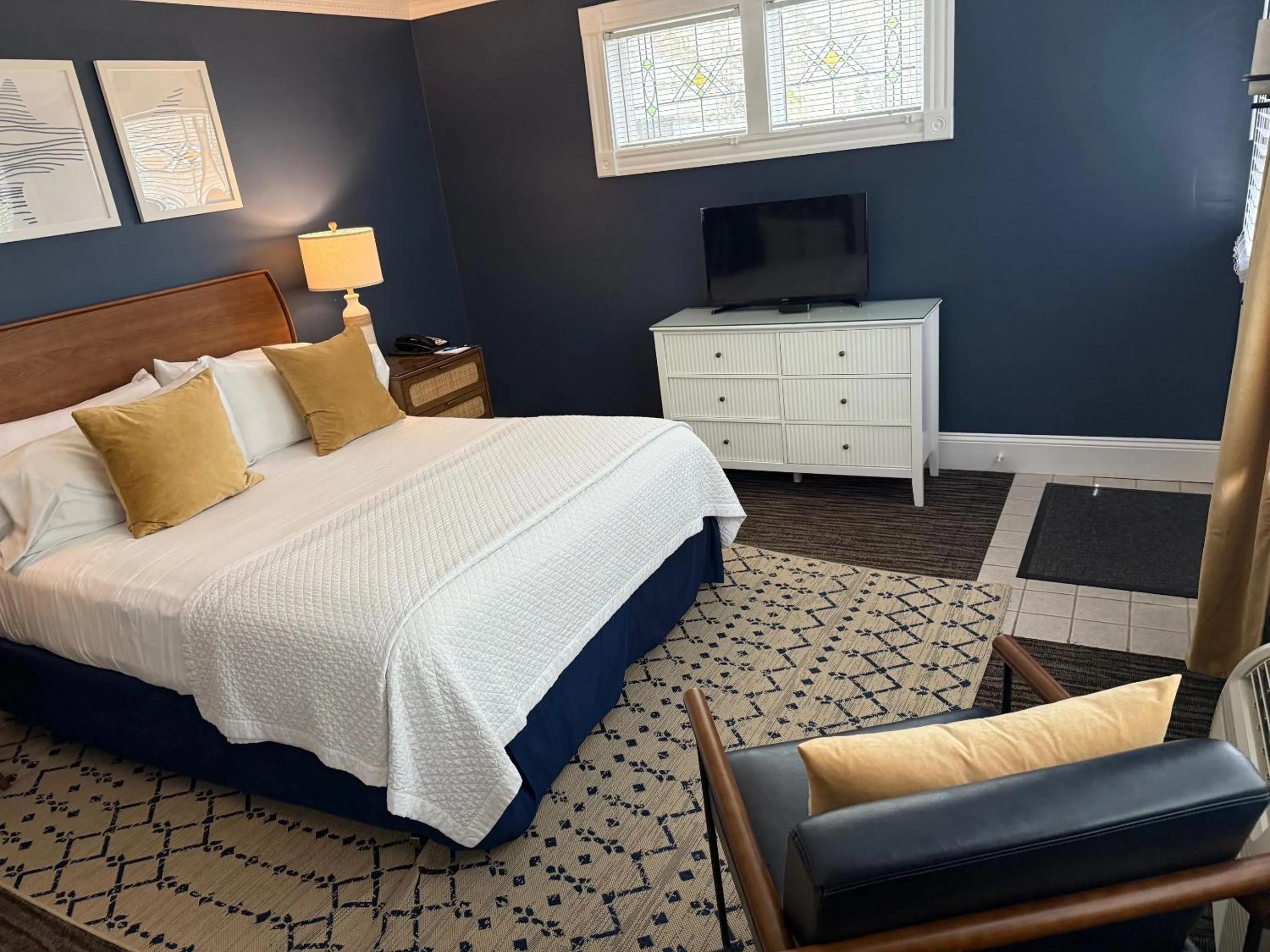 Photo of the whole room, Bed in Crowne Pointe Historic Inn Adults Only