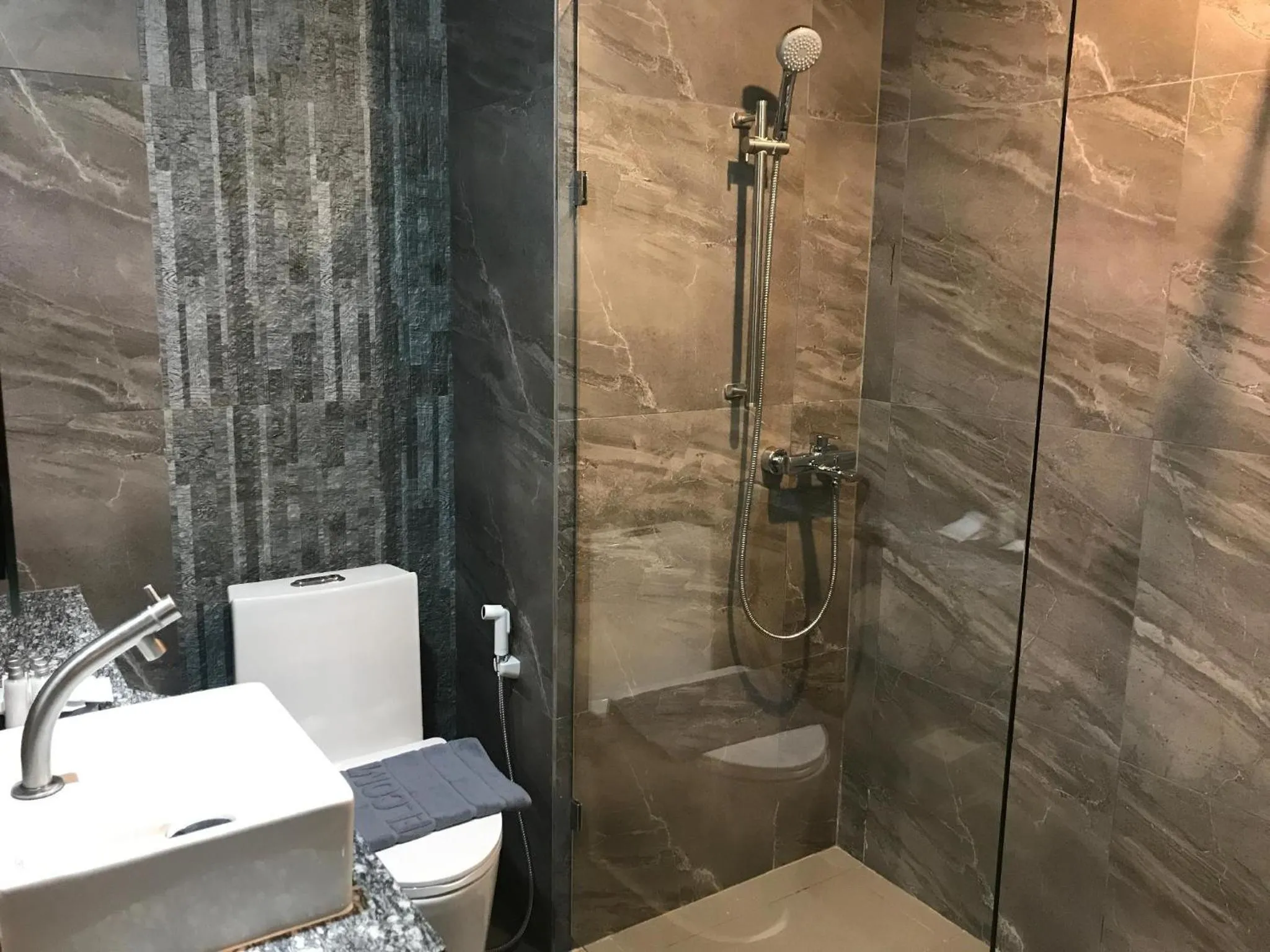 Shower in Bangkok City Link Hotel