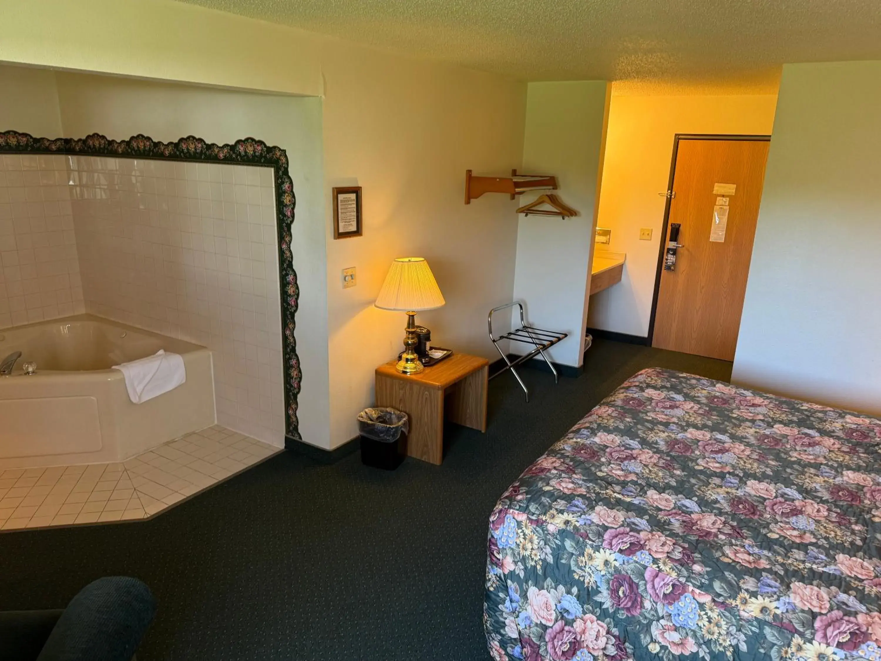 Budget Suite with Hot Tub in Budget inn & Suites Budget Suite with Hot Tub in Budget inn & Suites