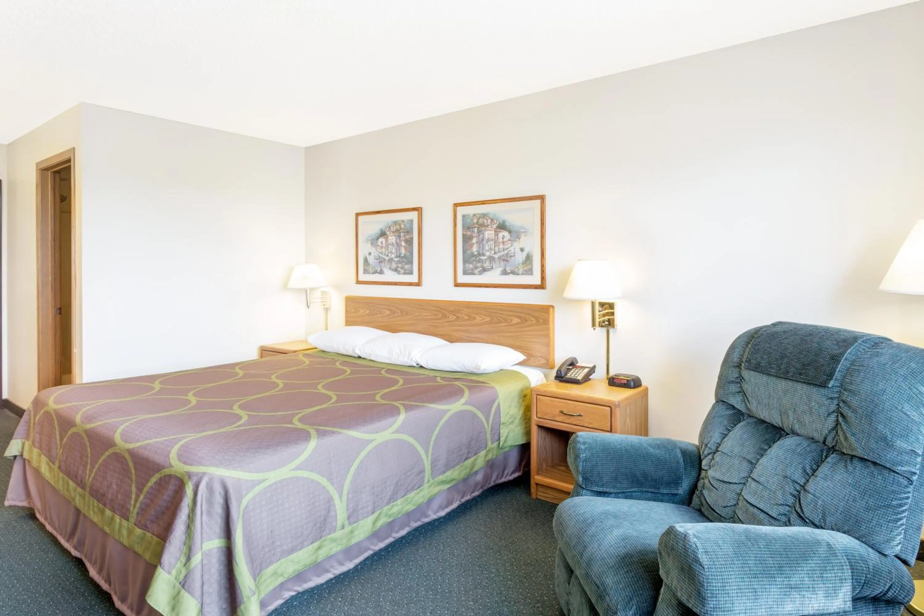 Bed in Budget inn & Suites