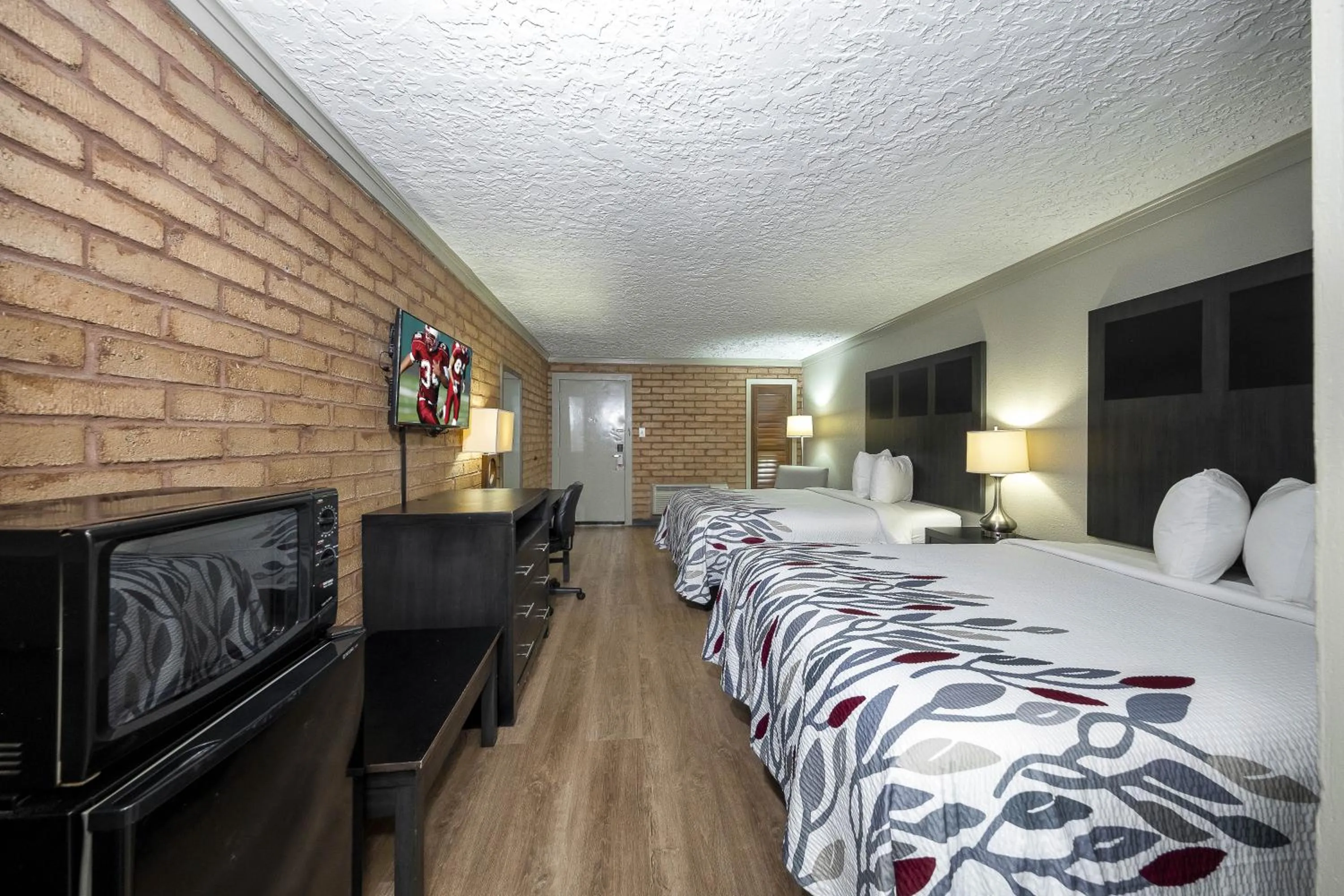 Photo of the whole room, Bed in Red Roof Inn Monroe