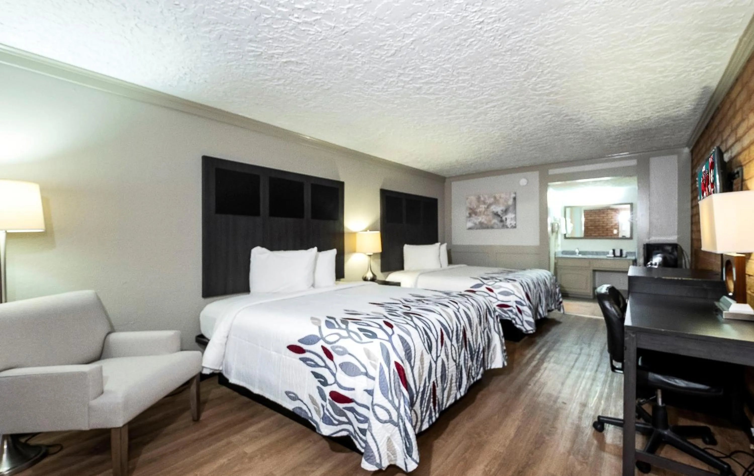 Photo of the whole room, Bed in Red Roof Inn Monroe