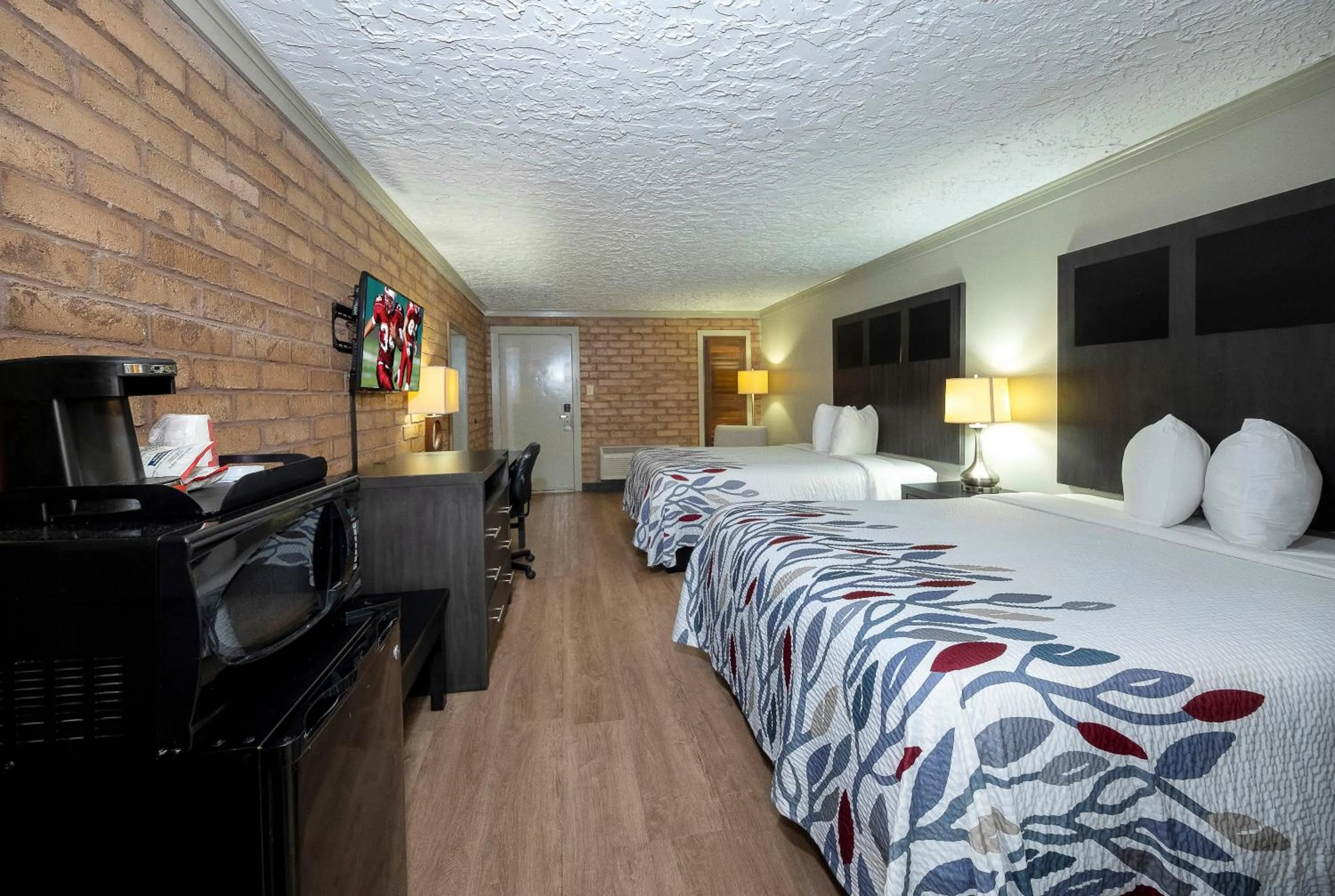 Photo of the whole room, Bed in Red Roof Inn Monroe