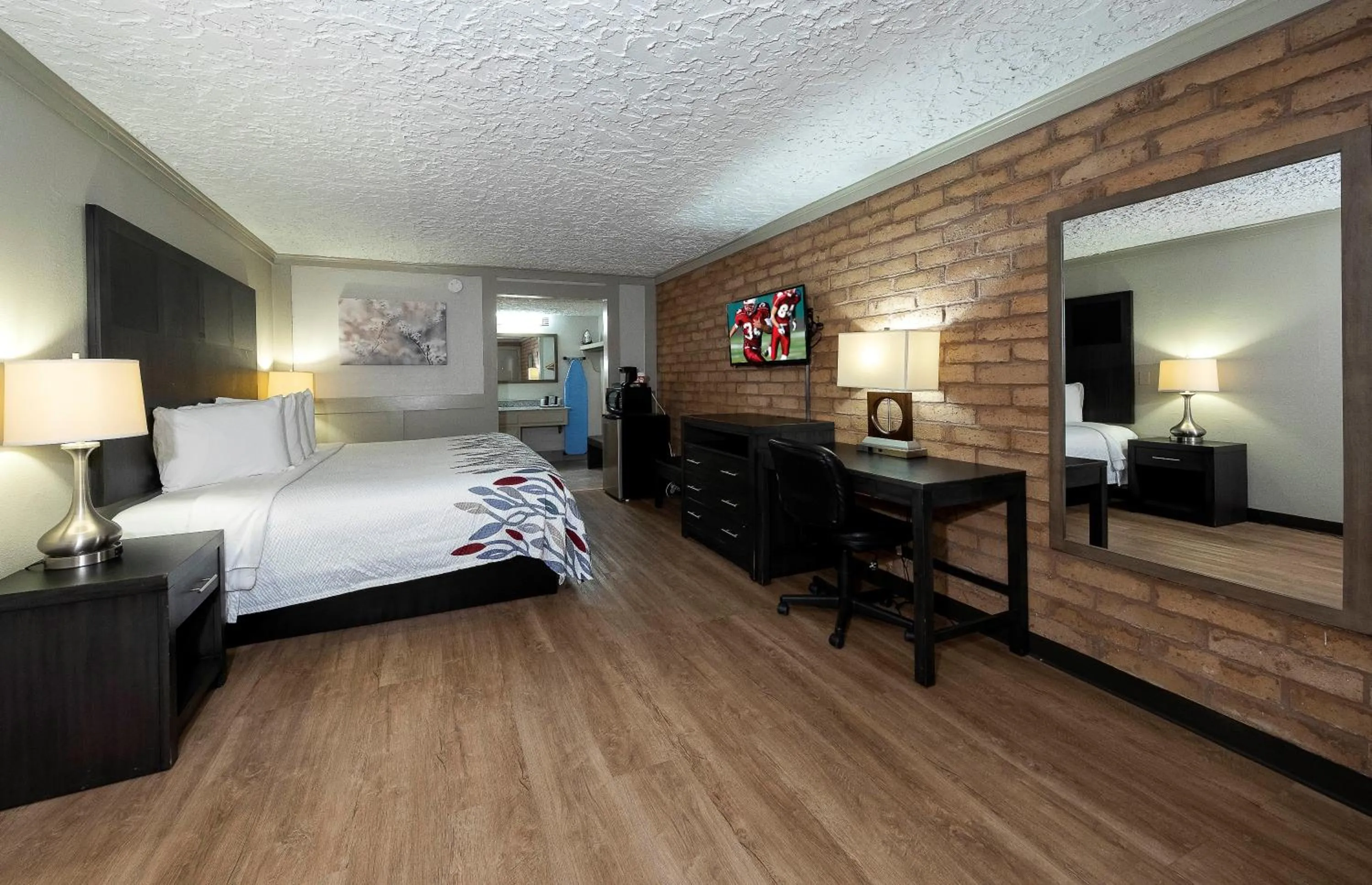 Photo of the whole room, Bed in Red Roof Inn Monroe