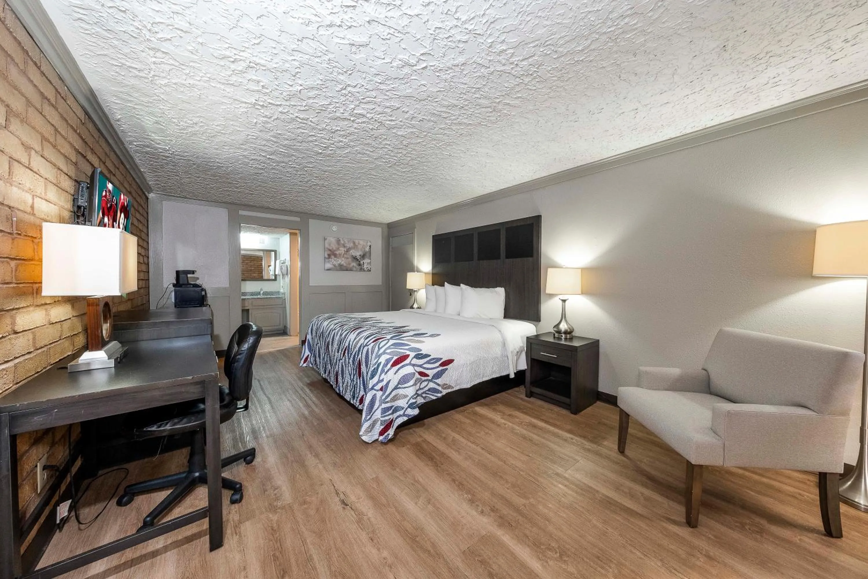 Photo of the whole room, Bed in Red Roof Inn Monroe