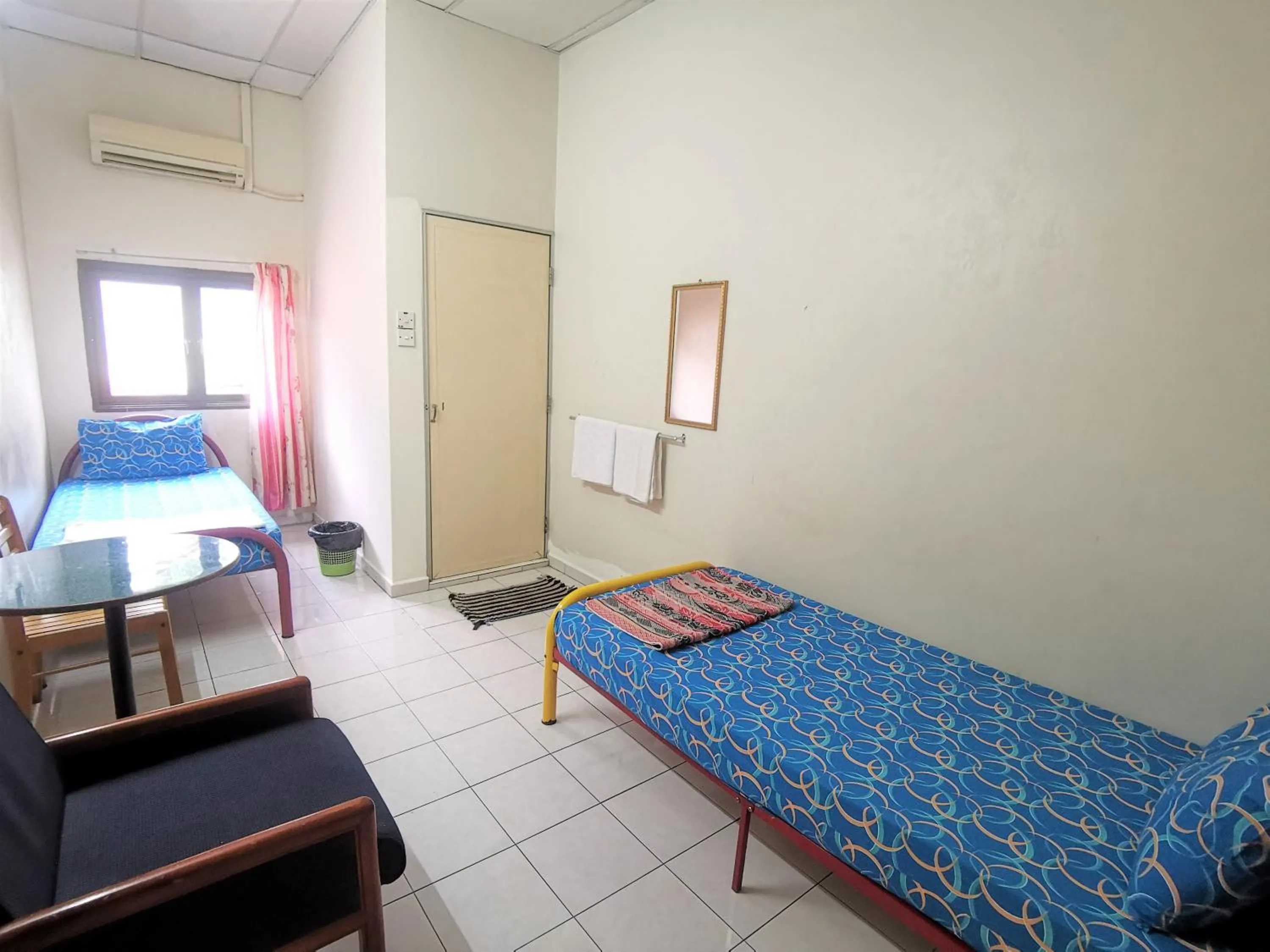 Photo of the whole room, Bed in Star Lodge