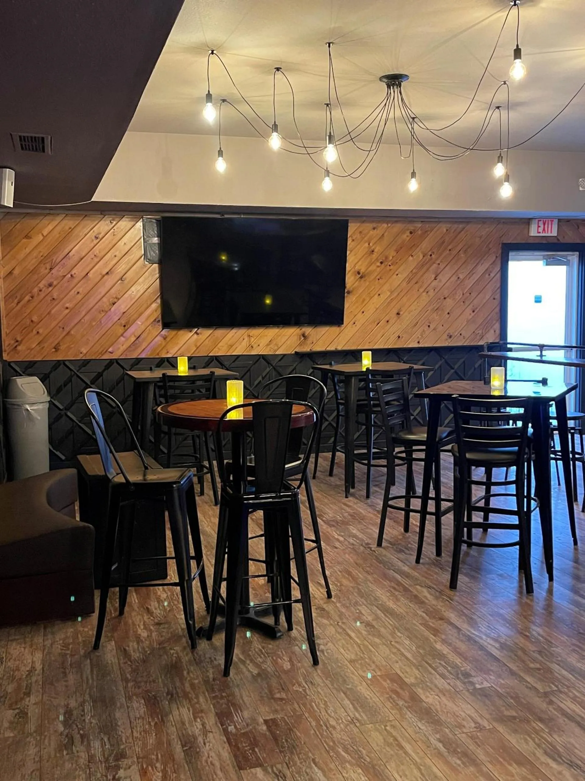 Lounge or bar in Boarders Inn & Suites by Cobblestone Hotels - Brush