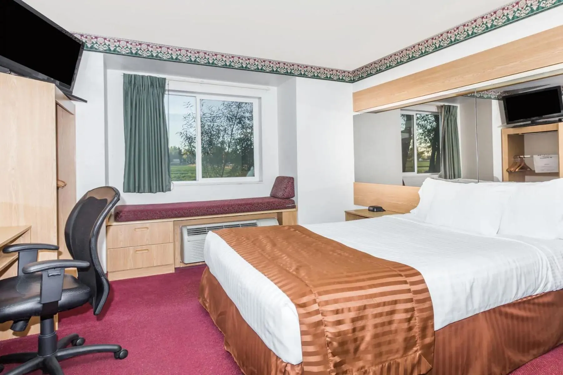 Bed in Boarders Inn & Suites by Cobblestone Hotels - Brush
