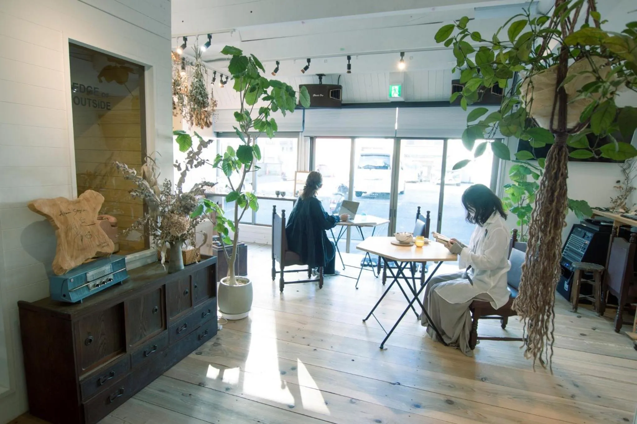 Communal lounge/ TV room in Atelier & Hostel Nagaisa-Ura