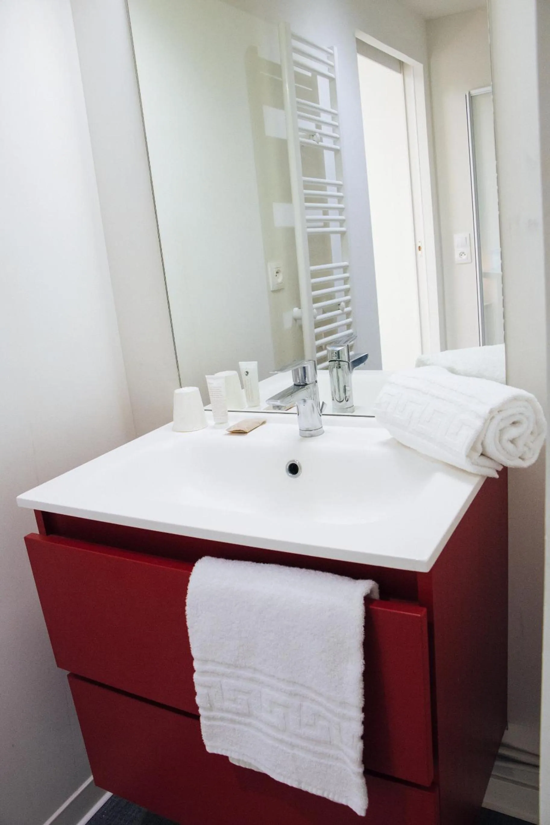 Bathroom in Twenty Business Flats Villejuif Croizat