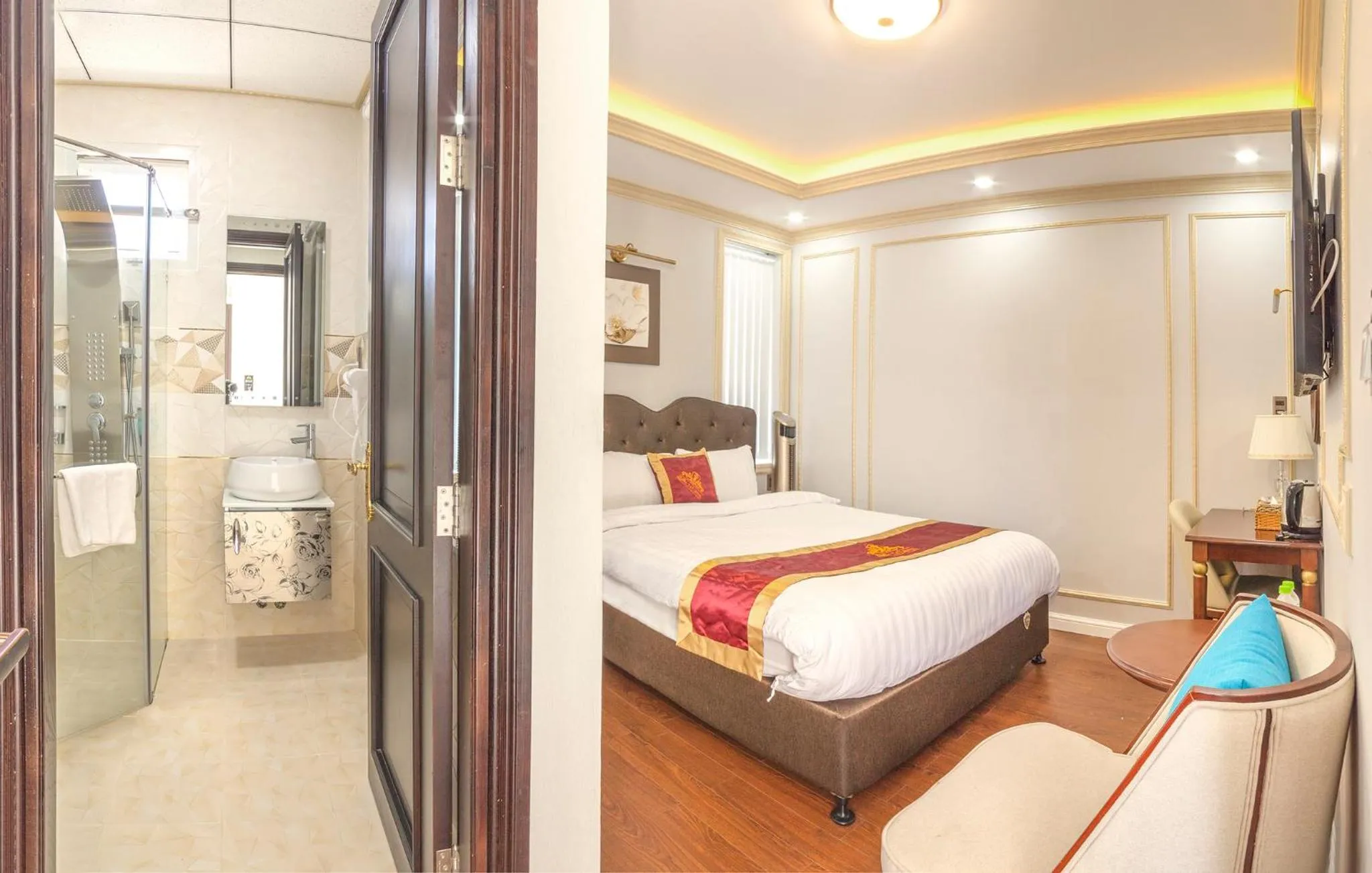 Bedroom, Bed in Queen T&T Dalat Hotel