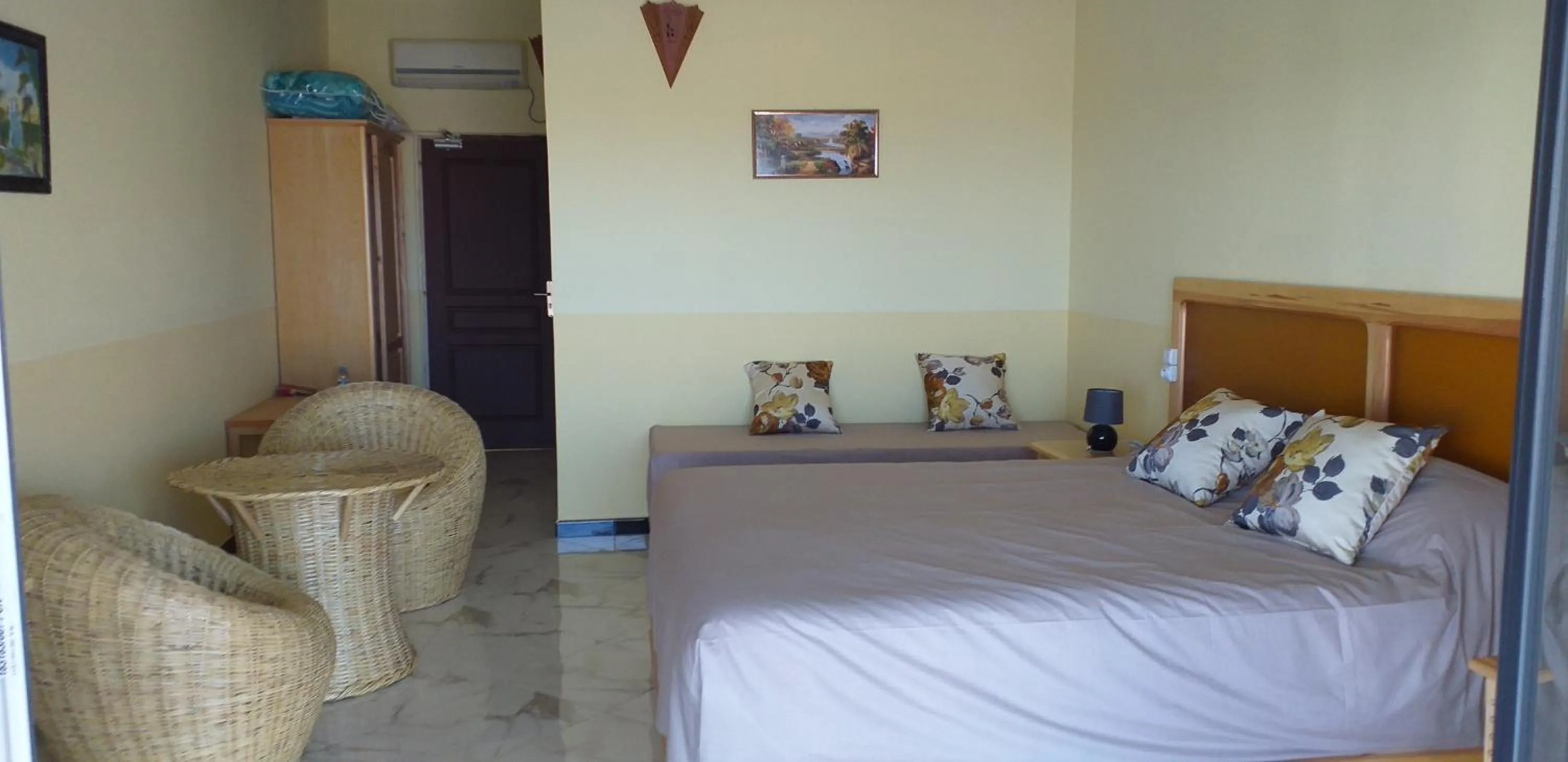 Photo of the whole room, Bed in MAISON D’HÔTE LES TORTUES -