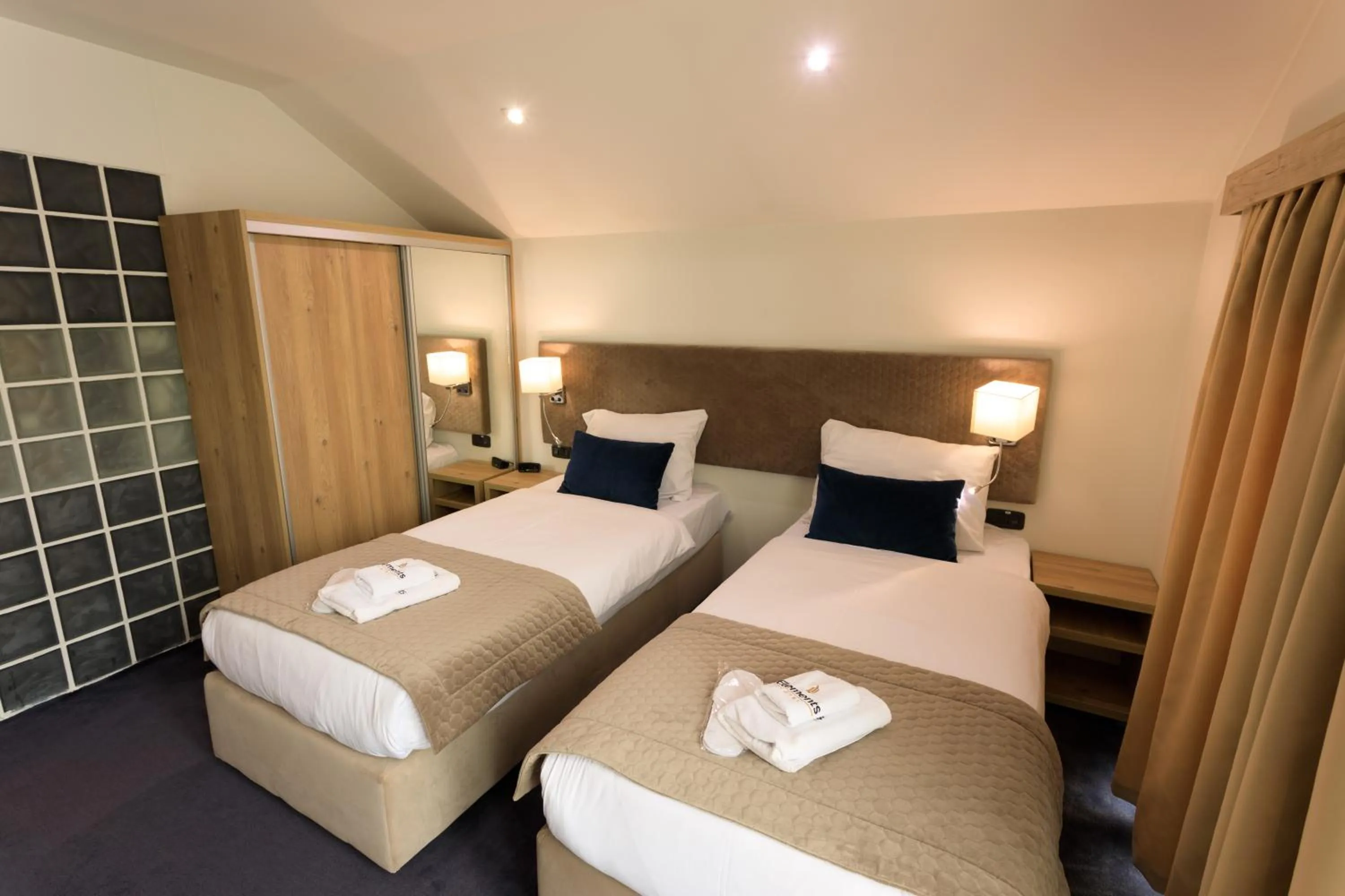 Photo of the whole room, Bed in Hotel Elements