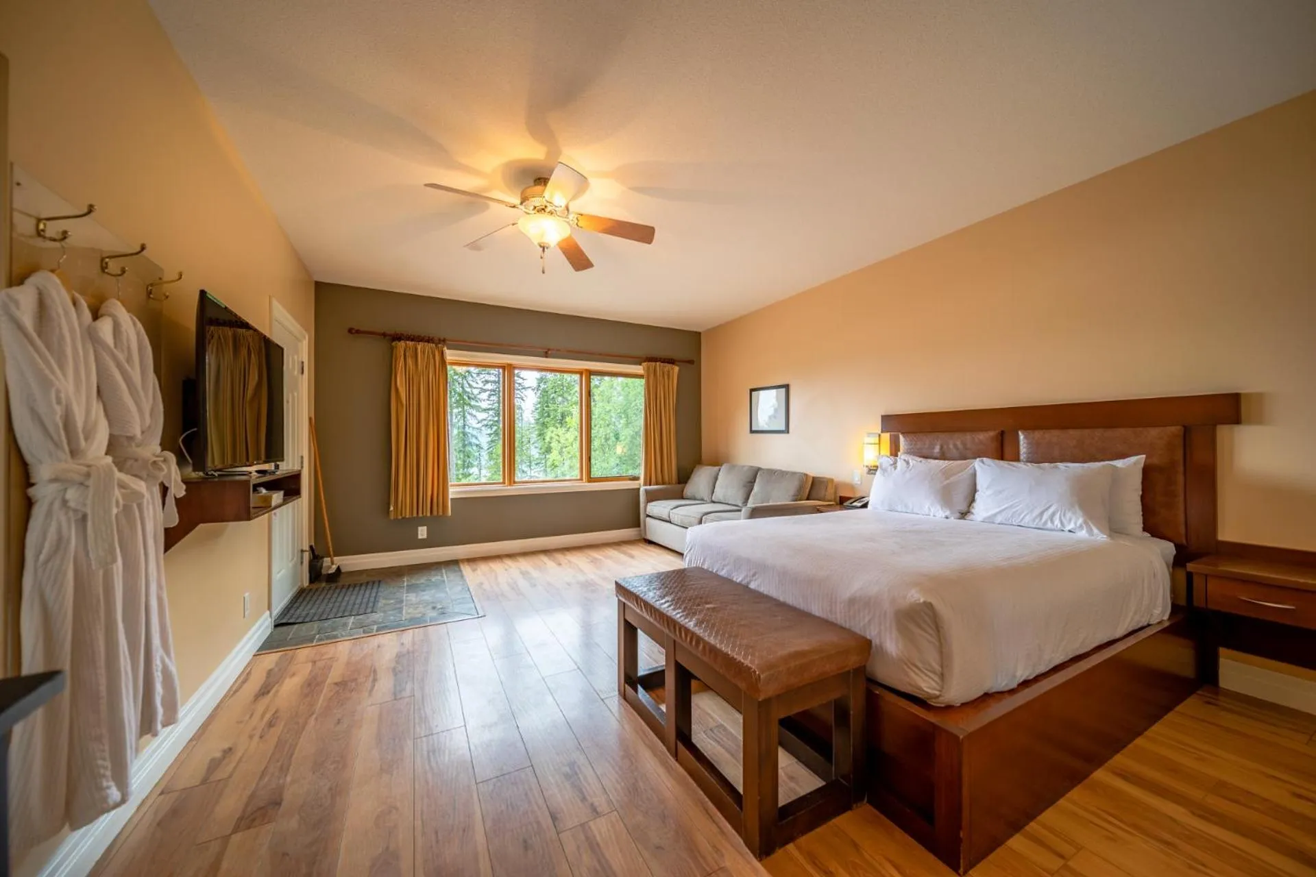 Bed in Halcyon Hot Springs Resort