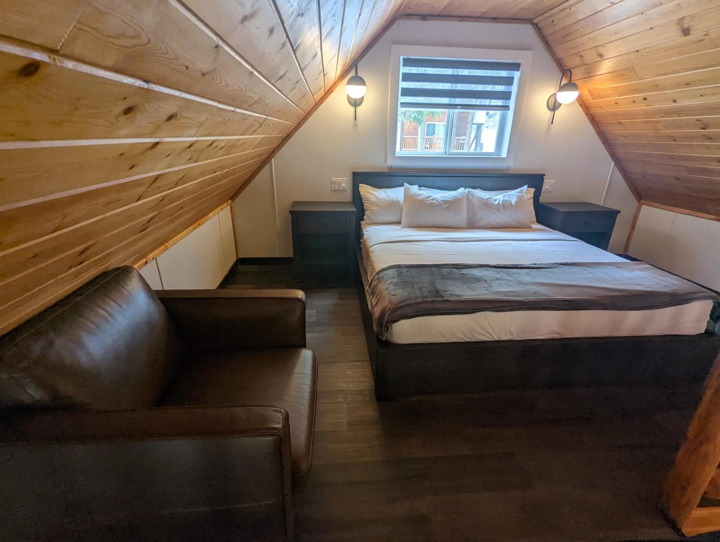 Bedroom, Bed in Halcyon Hot Springs Resort