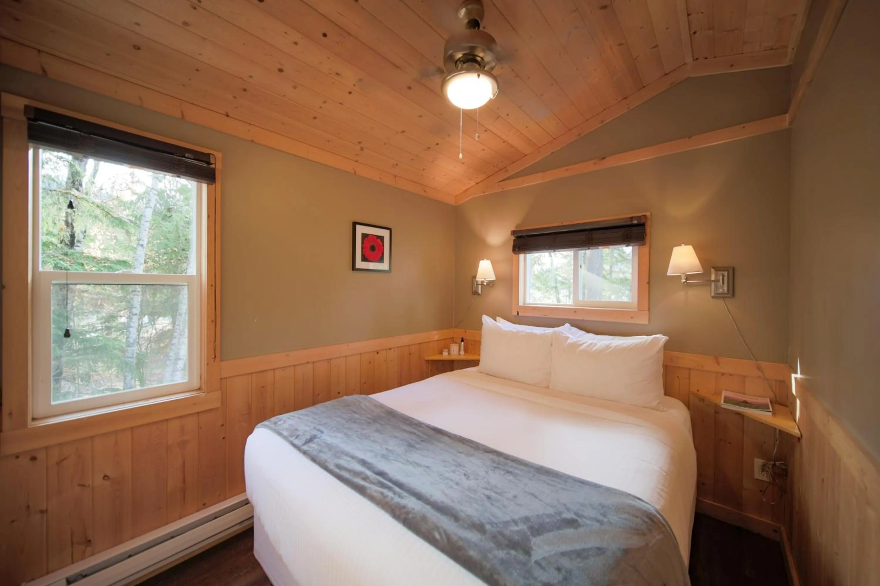 Bedroom, Bed in Halcyon Hot Springs Resort
