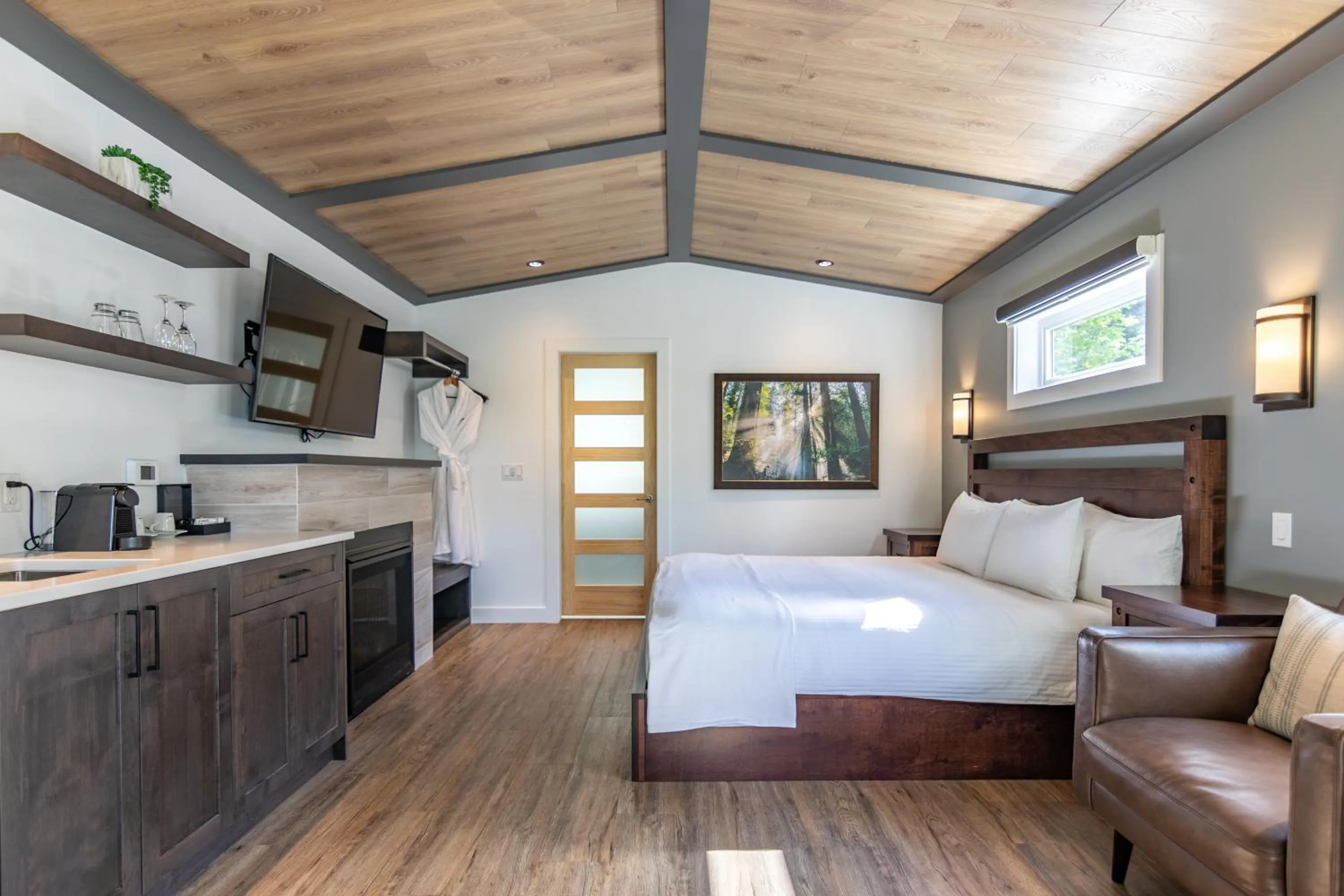 Photo of the whole room, Bed in Halcyon Hot Springs Resort