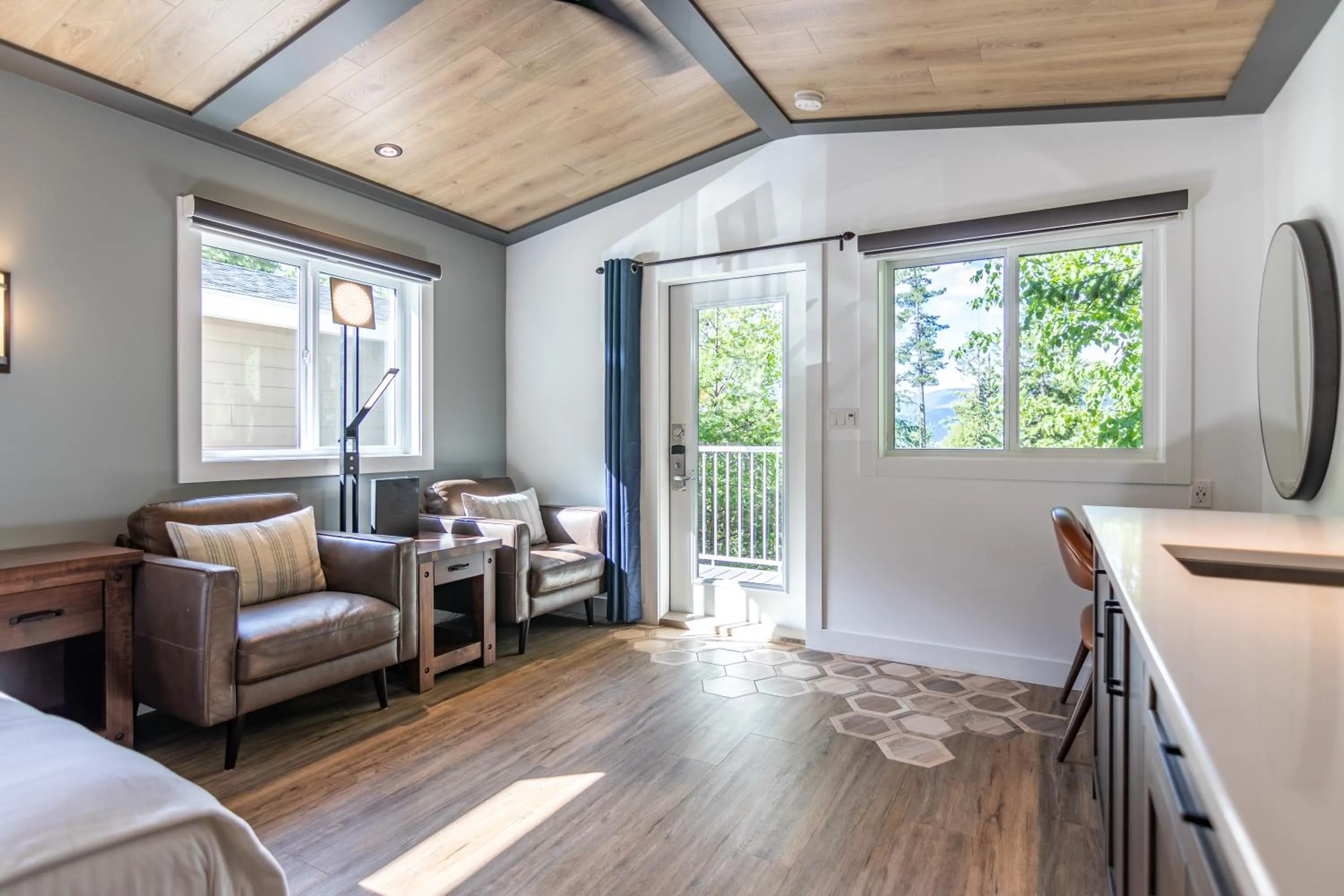 Seating area, Bed in Halcyon Hot Springs Resort