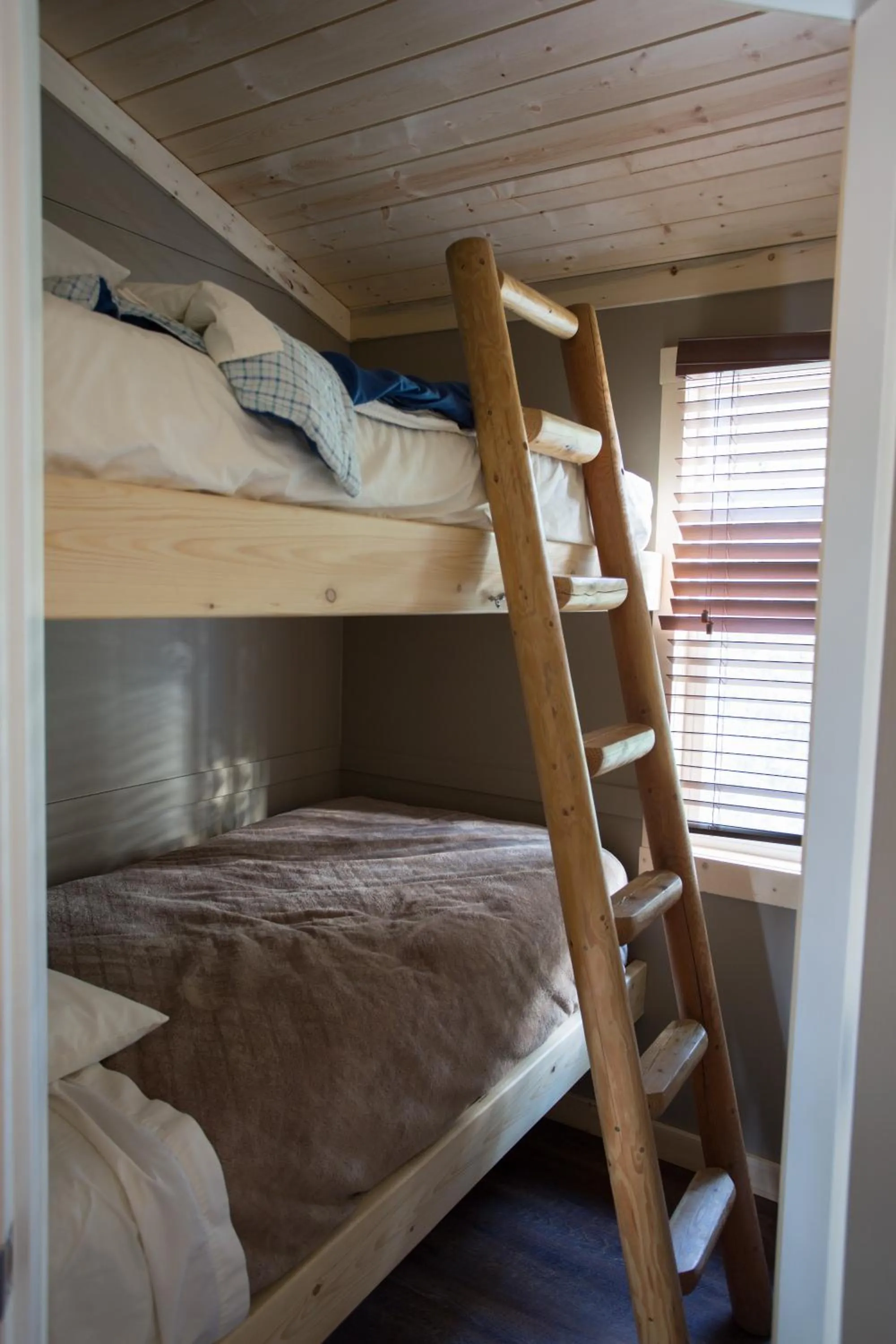 bunk bed, Bed in Halcyon Hot Springs Resort
