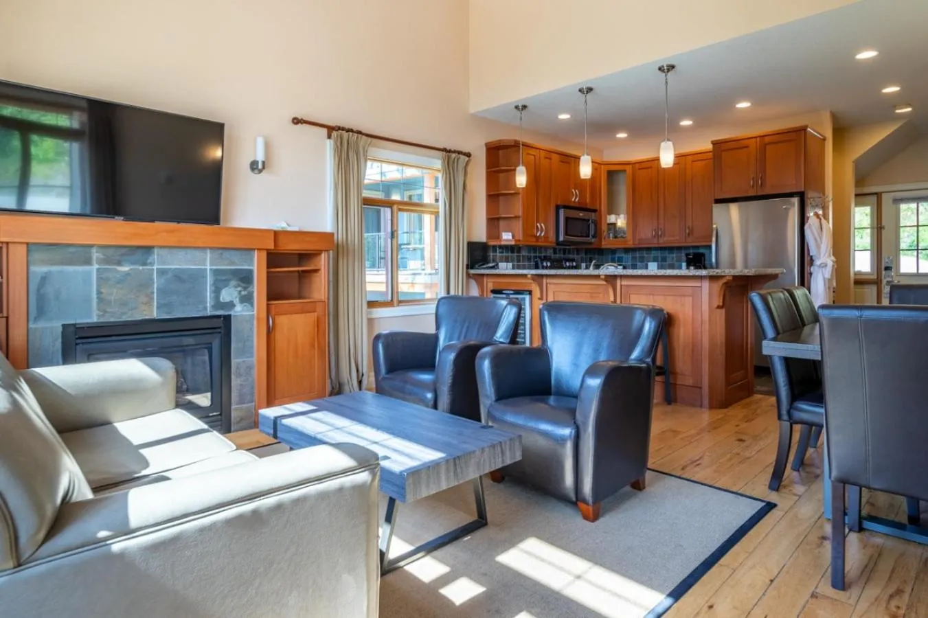 Living room in Halcyon Hot Springs Resort