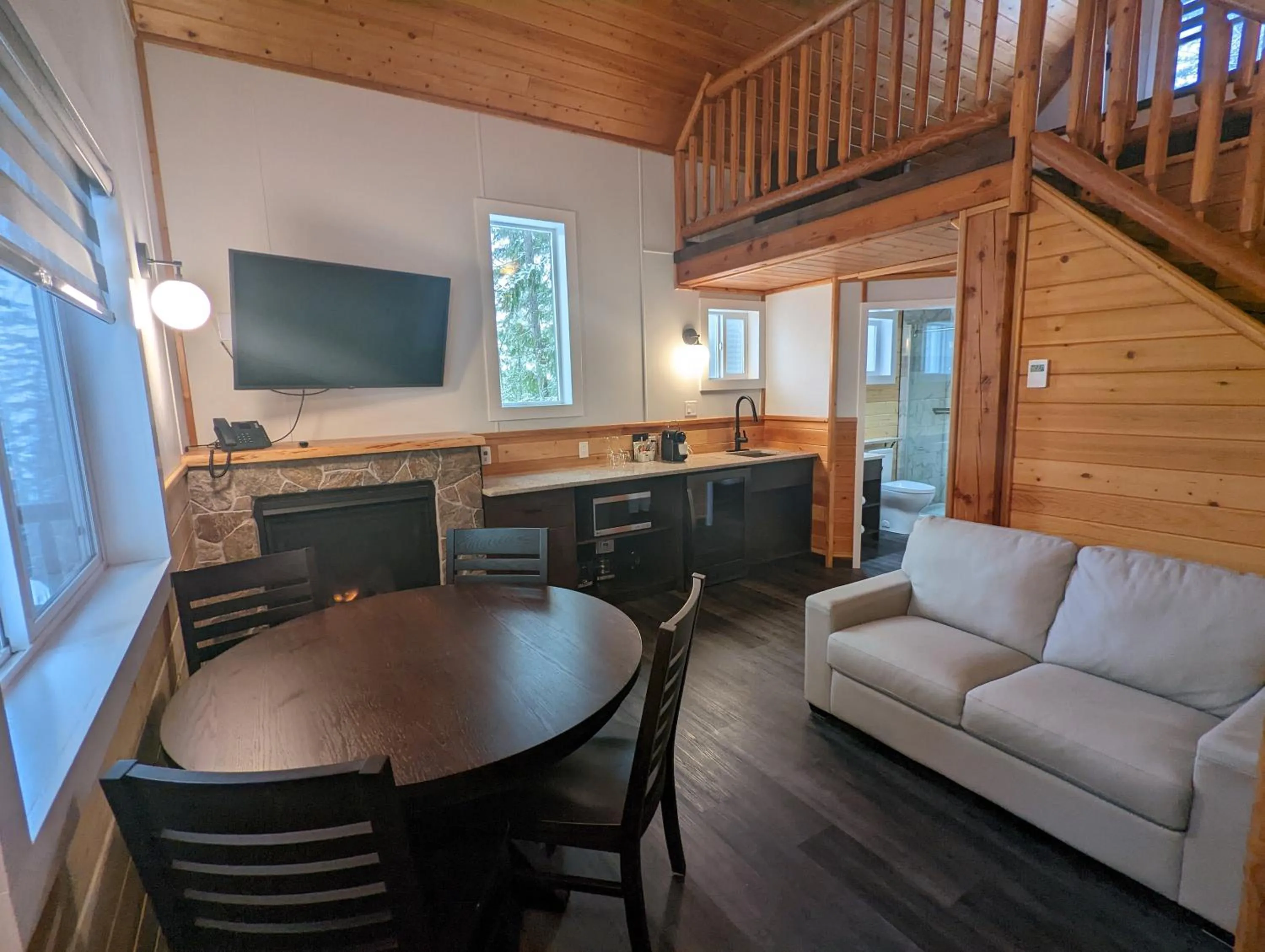 Living room in Halcyon Hot Springs Resort