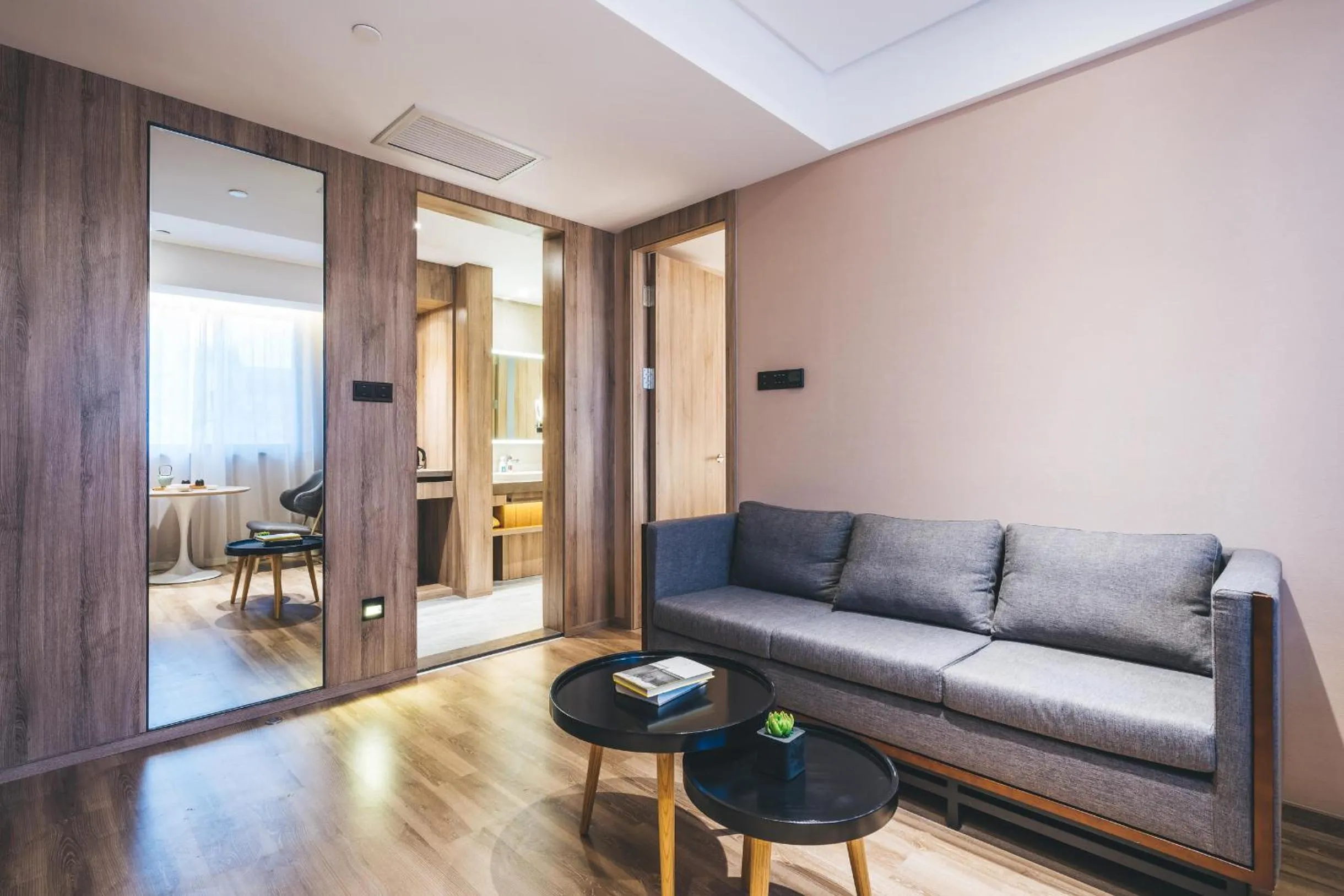 Living room in Atour Hotel Hongqiao Hub National Exhibition Center Shanghai