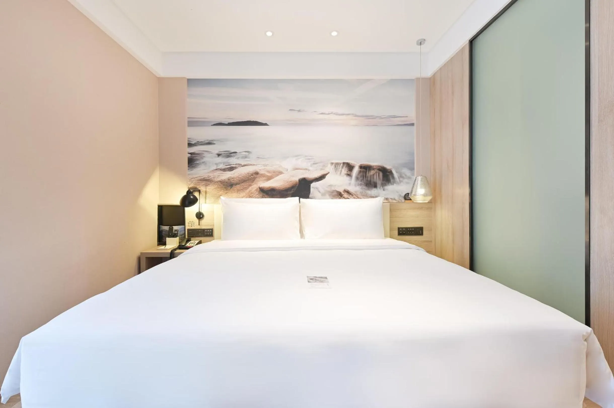 Bed in Atour Hotel Railway Station Dalian