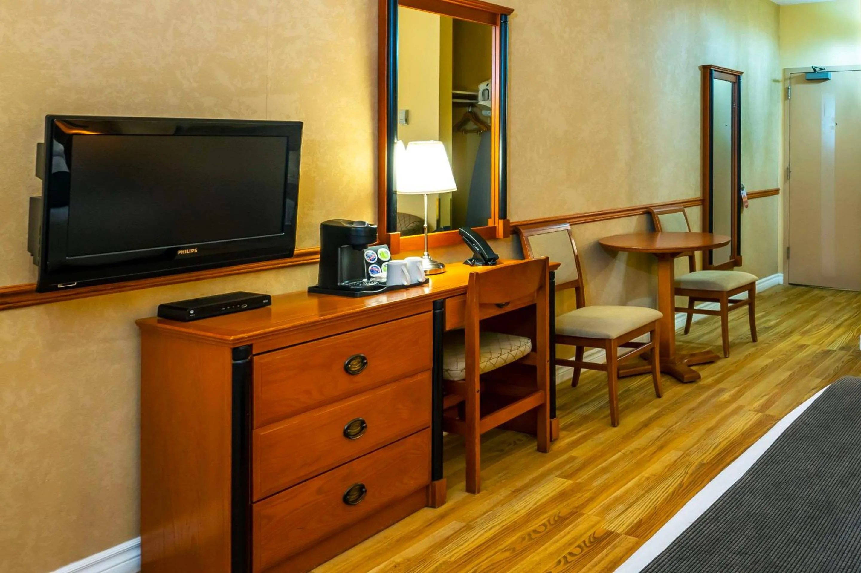 TV and multimedia in Cedar Meadows Resort & Spa, an Ascend Collection Resort
