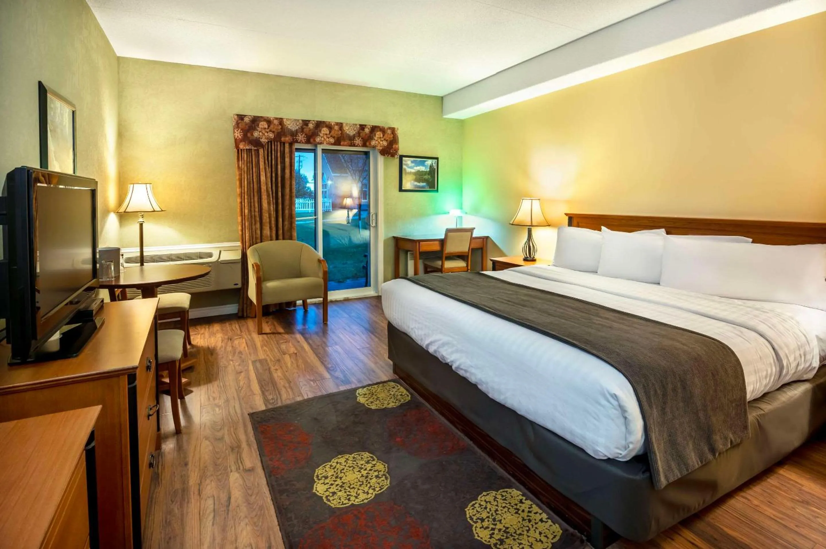 Bedroom, Bed in Cedar Meadows Resort & Spa, an Ascend Collection Resort