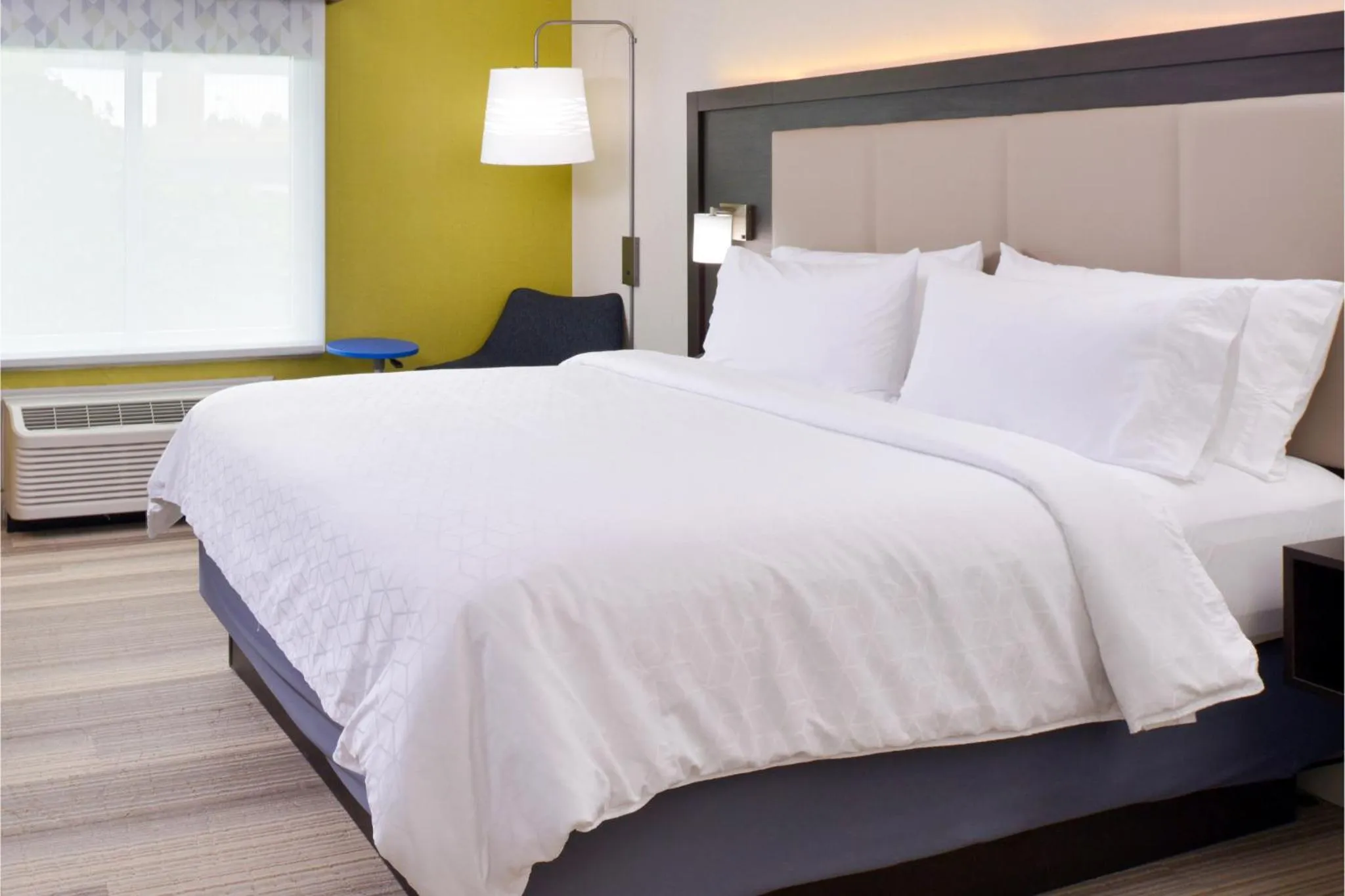 Bed in Holiday Inn Express & Suites - Shreveport - Downtown by IHG