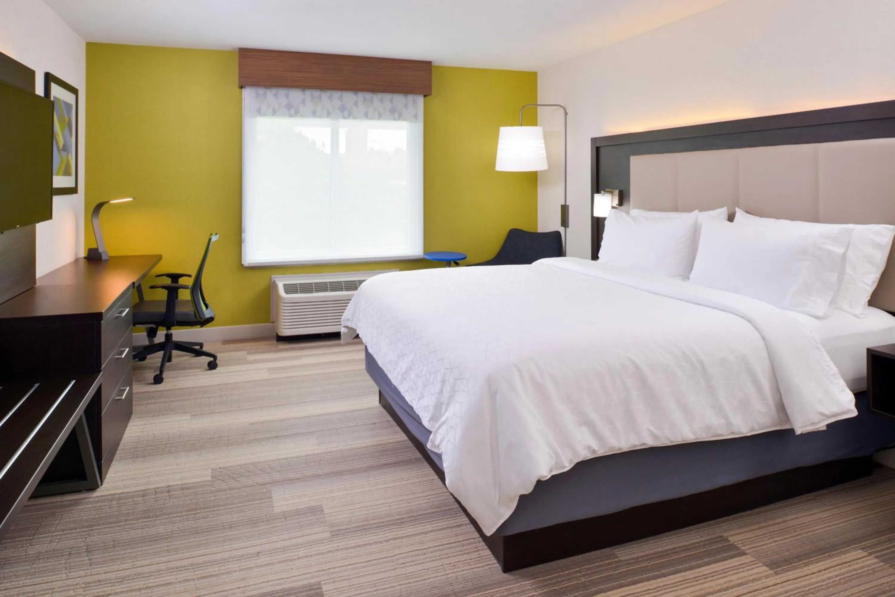Bedroom, Bed in Holiday Inn Express & Suites - Shreveport - Downtown by IHG