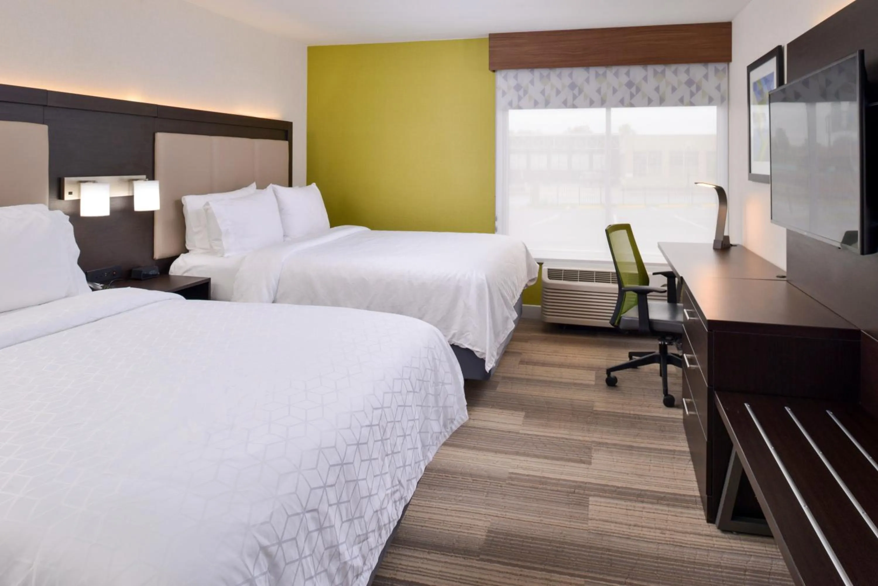 Photo of the whole room, Bed in Holiday Inn Express & Suites - Shreveport - Downtown by IHG