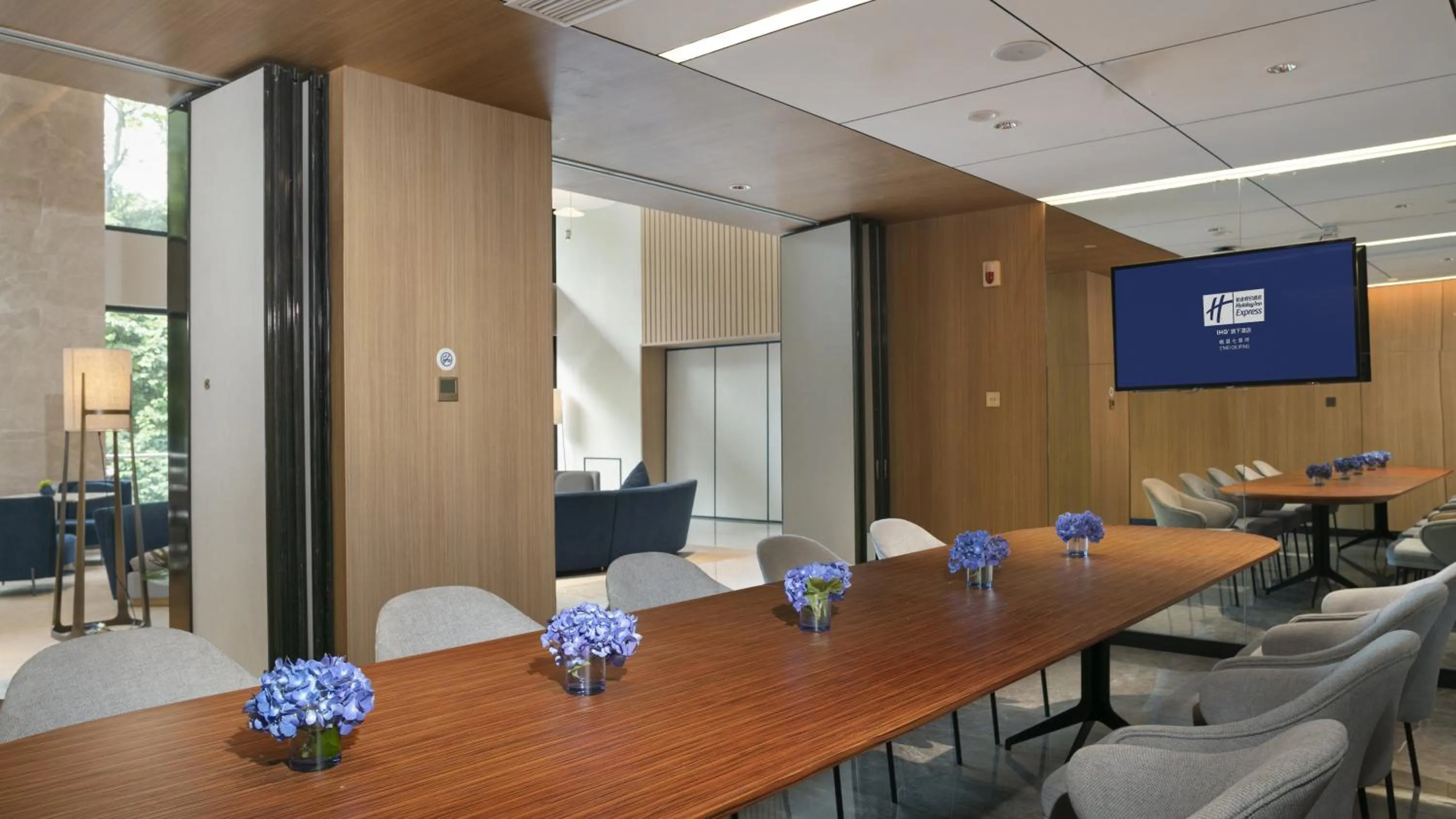 Meeting/conference room in Holiday Inn Express Qiliping by IHG