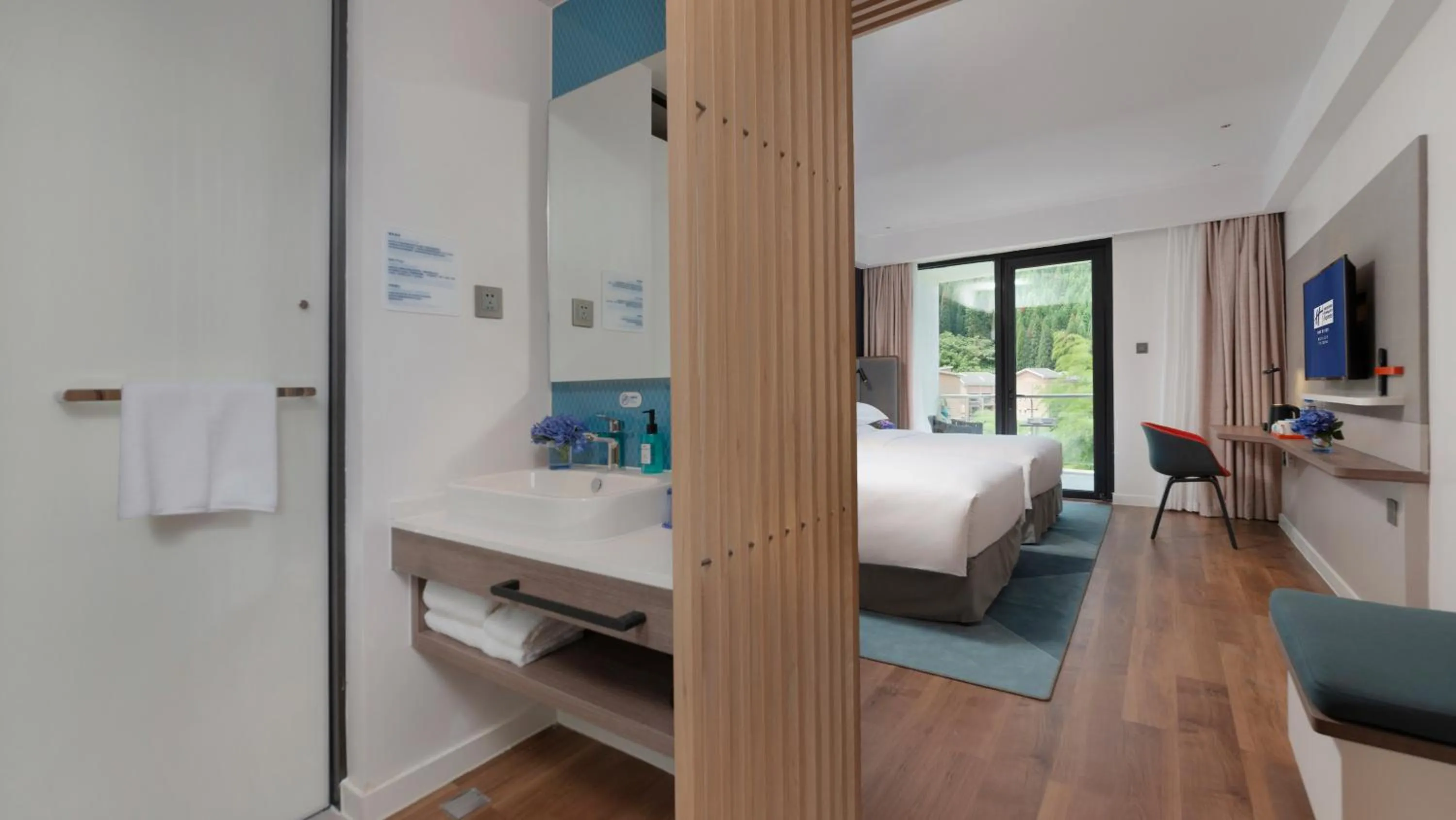 Photo of the whole room, Bed in Holiday Inn Express Qiliping by IHG