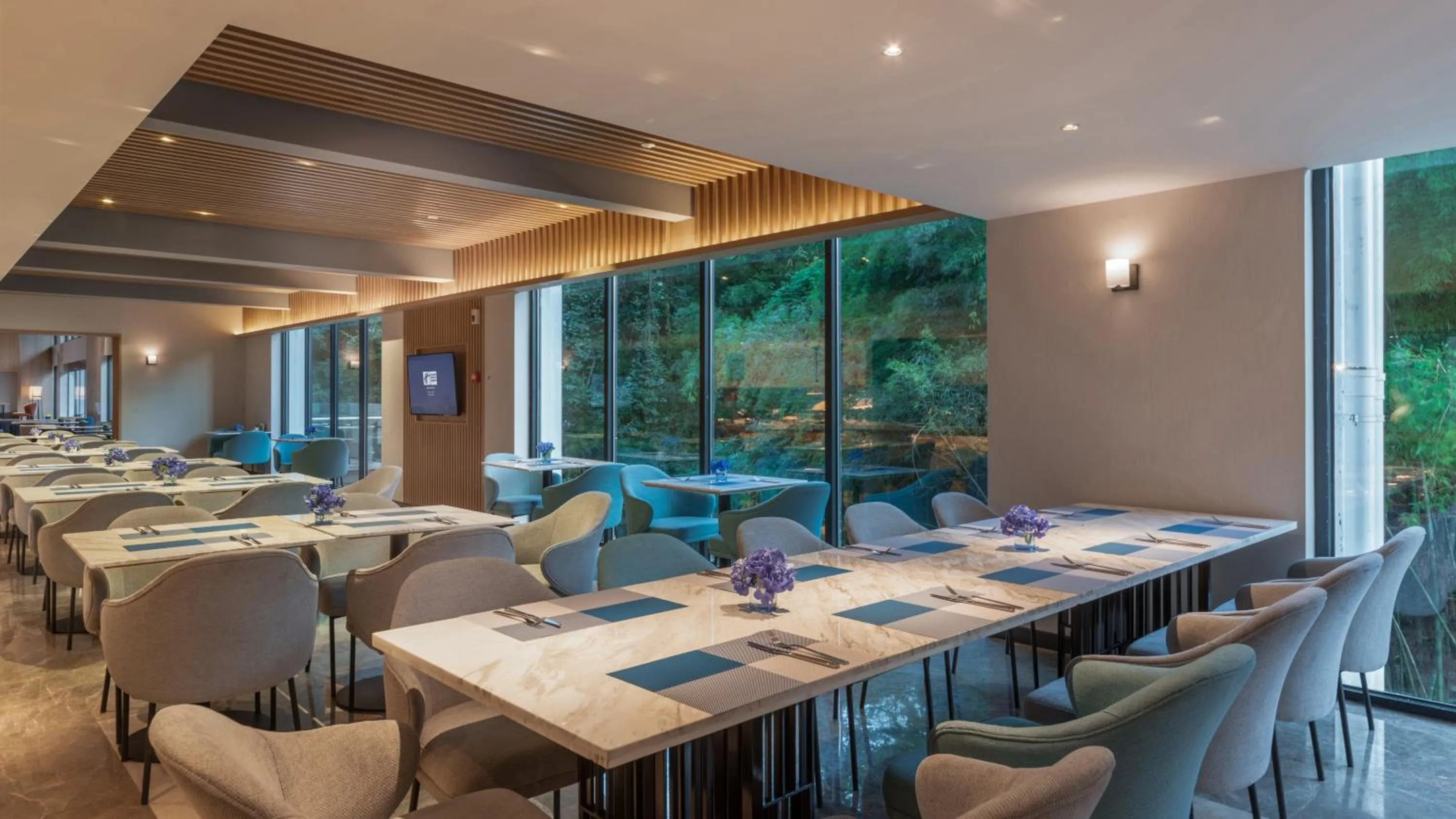 Restaurant/places to eat in Holiday Inn Express Qiliping by IHG